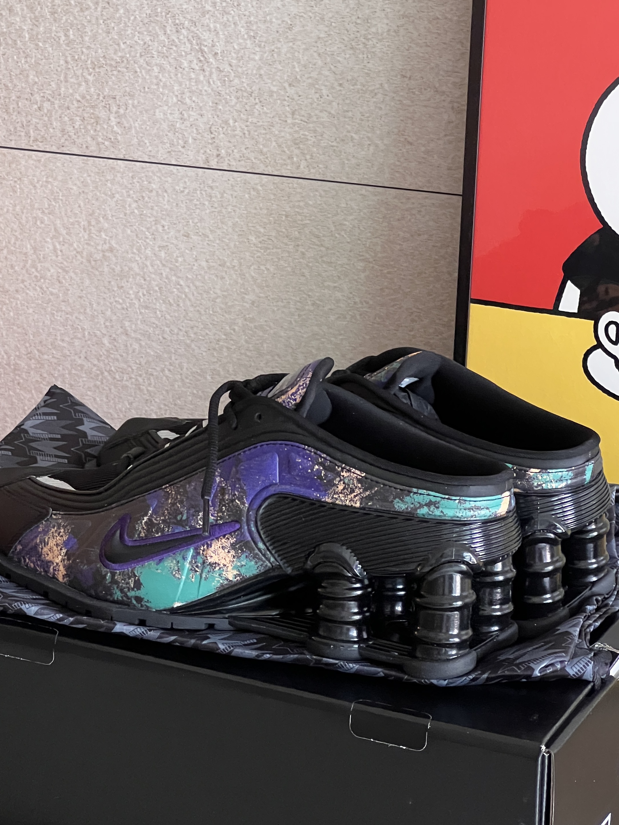 Nike x Martine Rose Shox MR4 Black Multi 착용 스타일 - 3