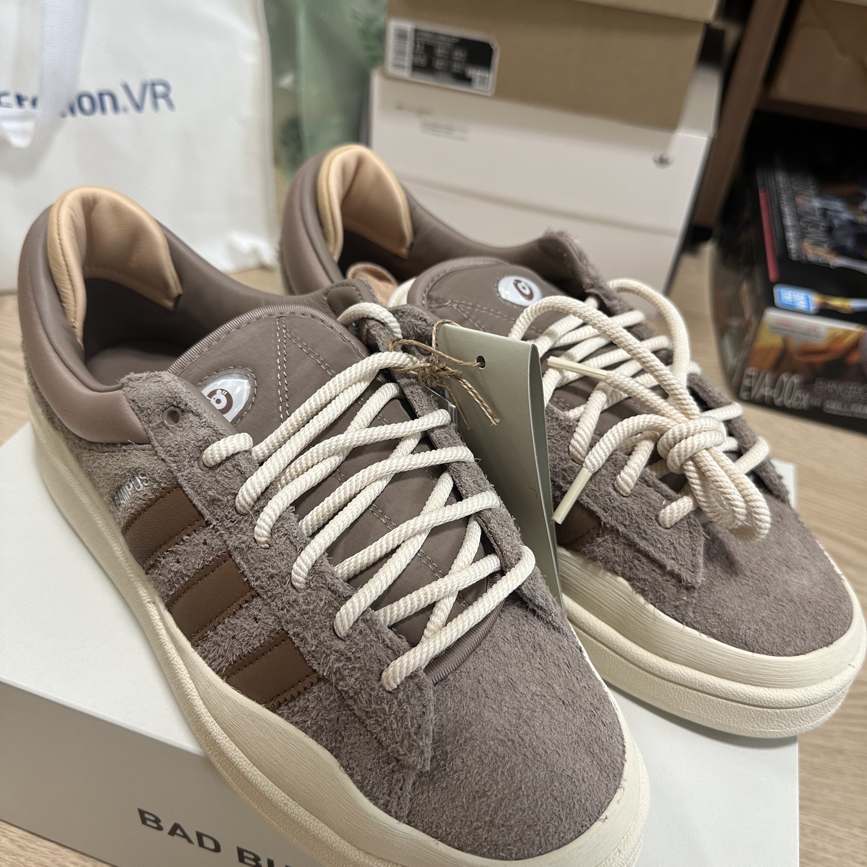 Adidas x Bad Bunny Campus Supplier Color White 착용 스타일 - 2