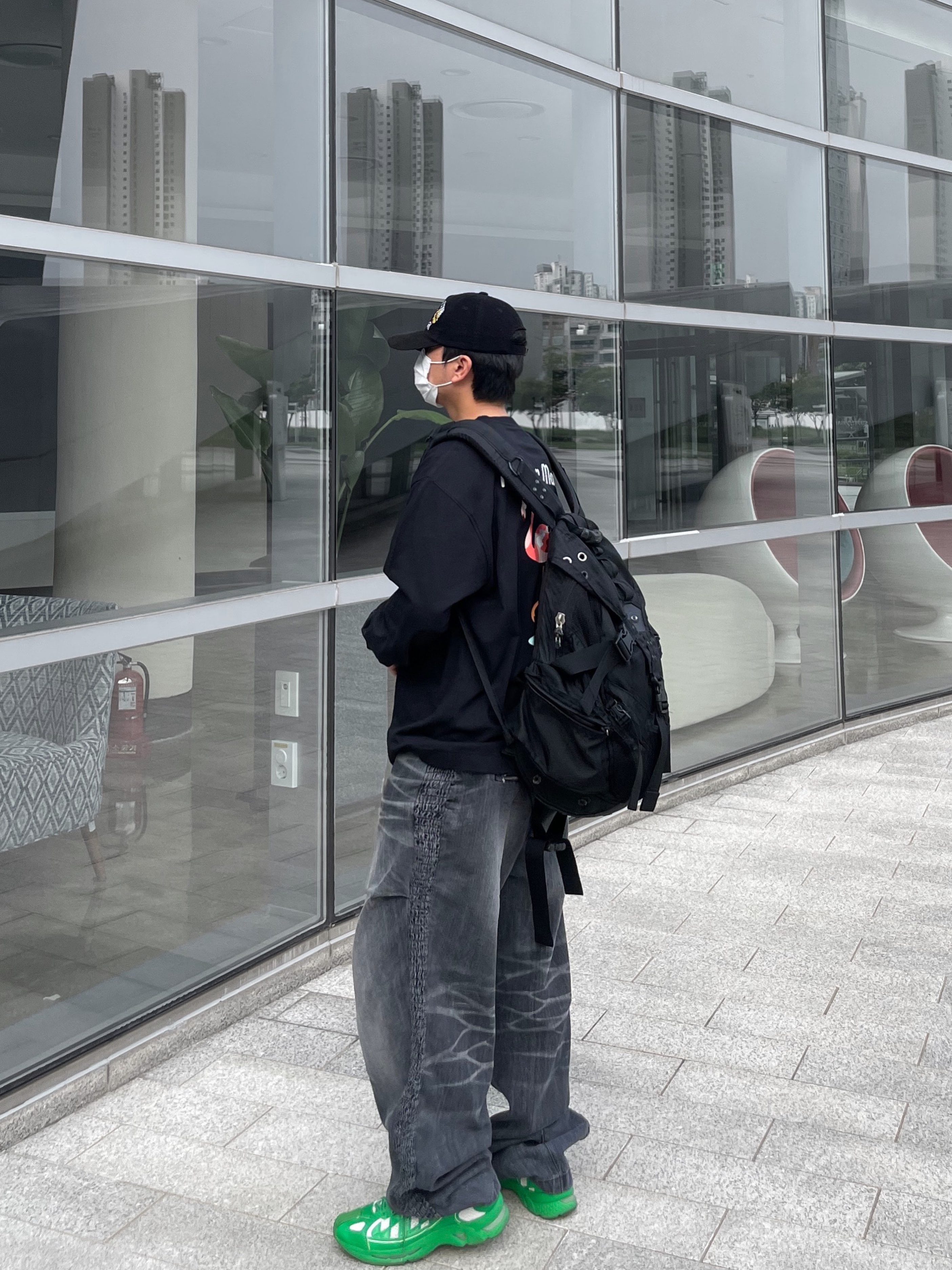 [KREAM 단독] Etce Smocking Baggy Jean Grey, The Museum Visitor x Jon Burgerman Pinky Winky & Charlie Ball Cap Black 착용 스타일 - 3