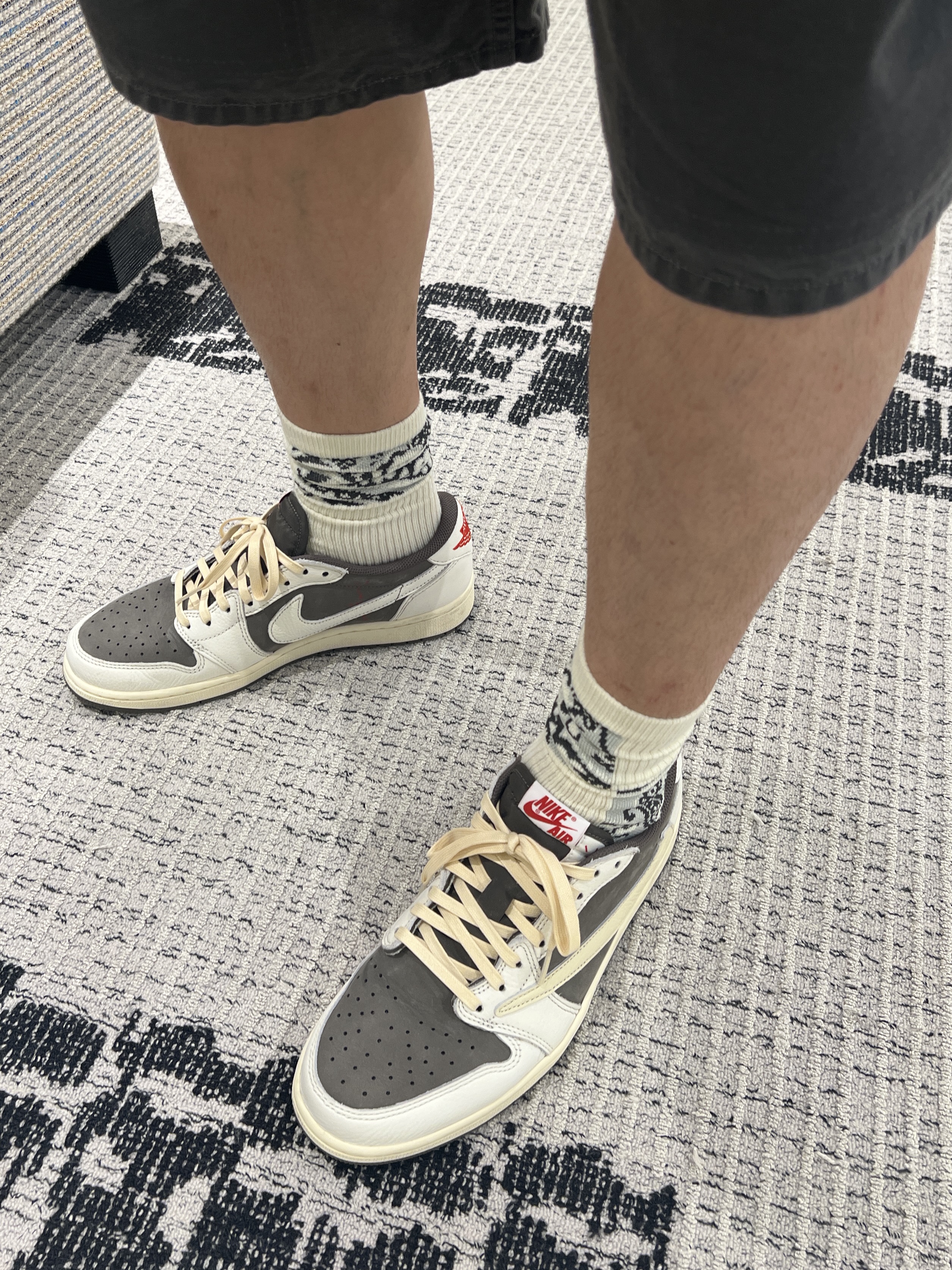 Jordan 1 x Travis Scott Retro Low OG SP Sail and Ridgerock 착용 스타일 - 1