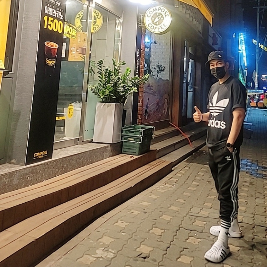 Adidas Adilette Clog White Black 착용 스타일