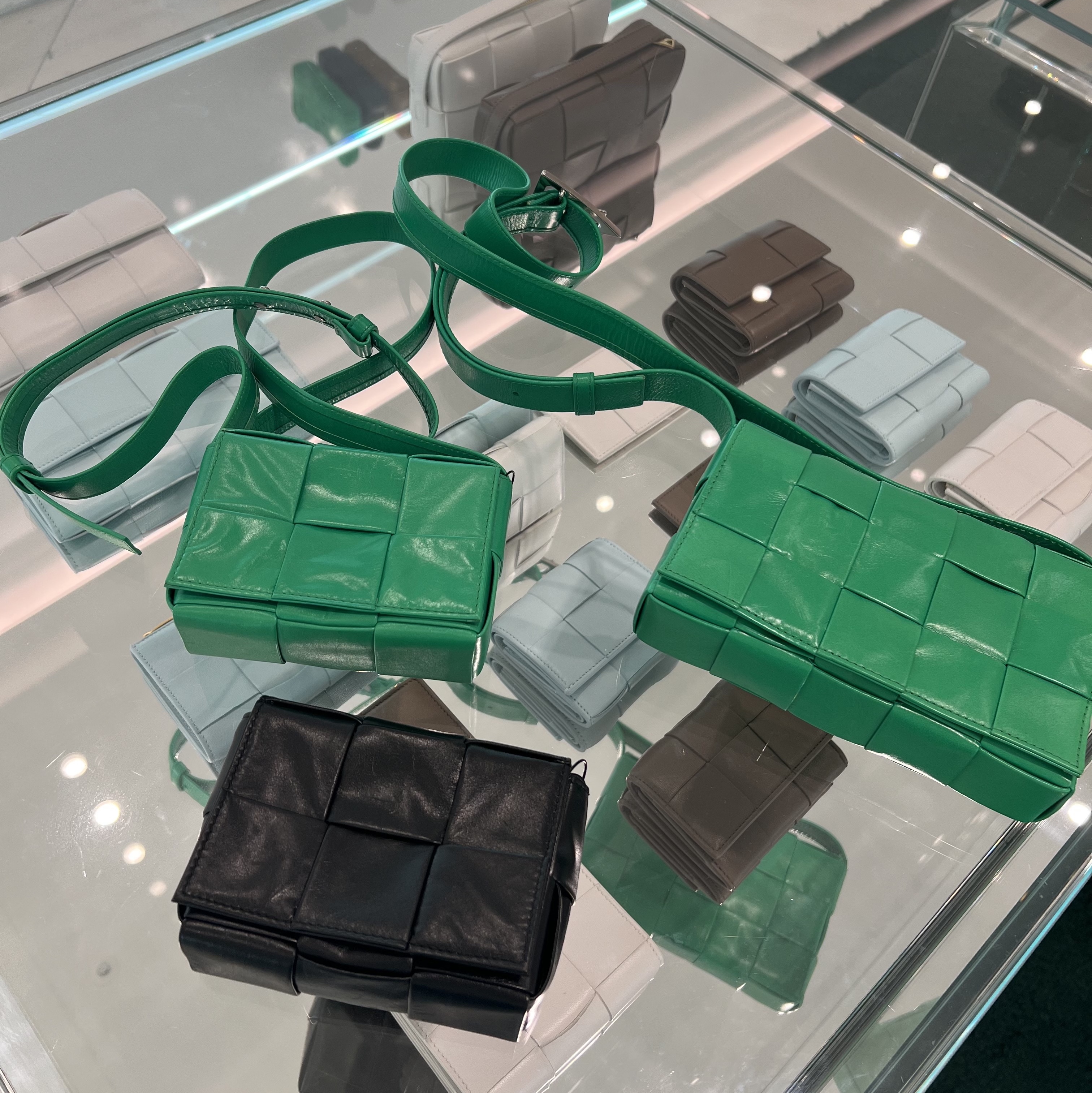 Bottega Veneta Mini Leather Cassette Parakeet, Bottega Veneta Mini Leather Cassette Black 착용 스타일