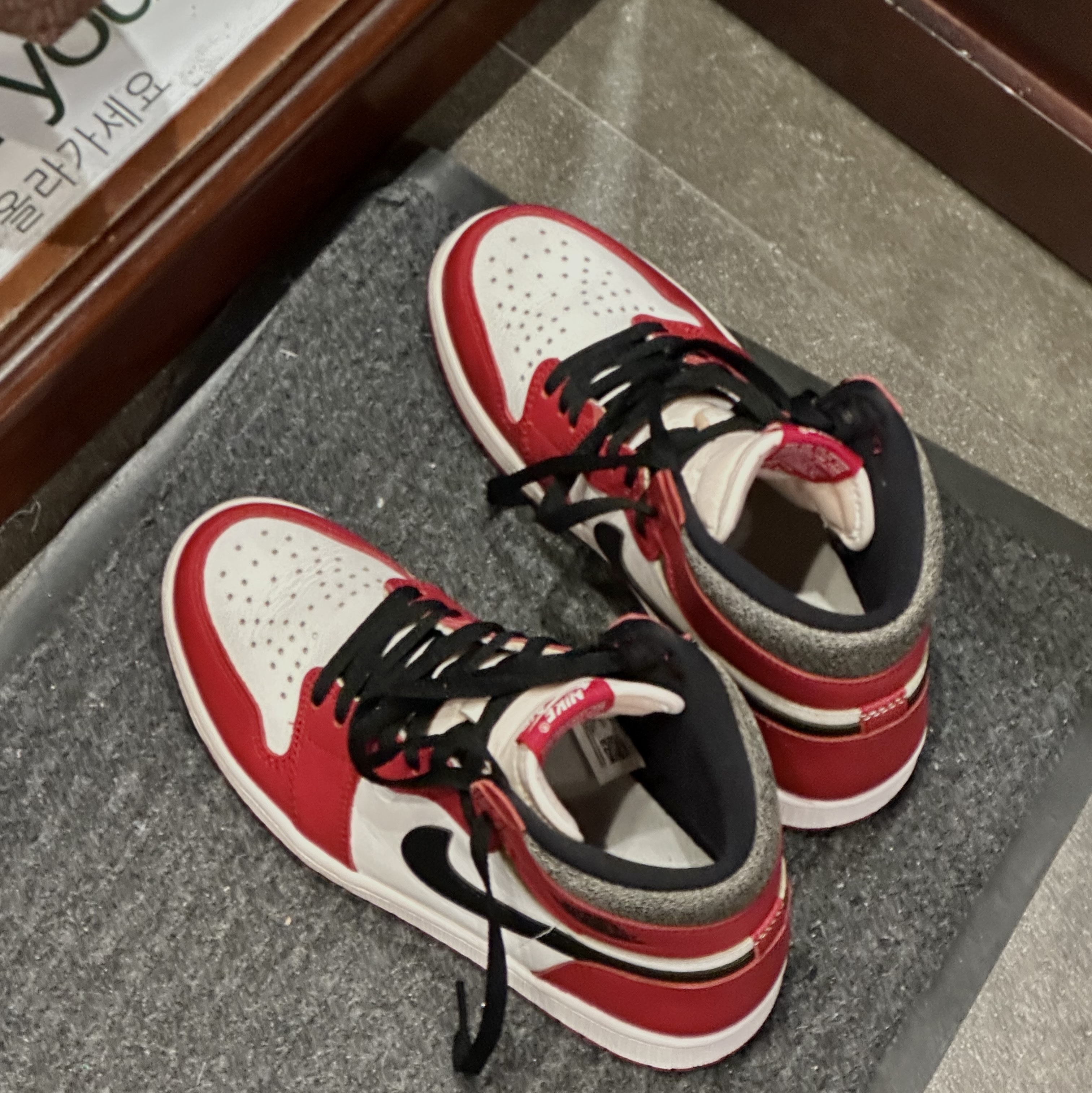 Jordan 1 Retro High OG Chicago 2022, Stussy Plush T-Shirt White 착용 스타일 - 3