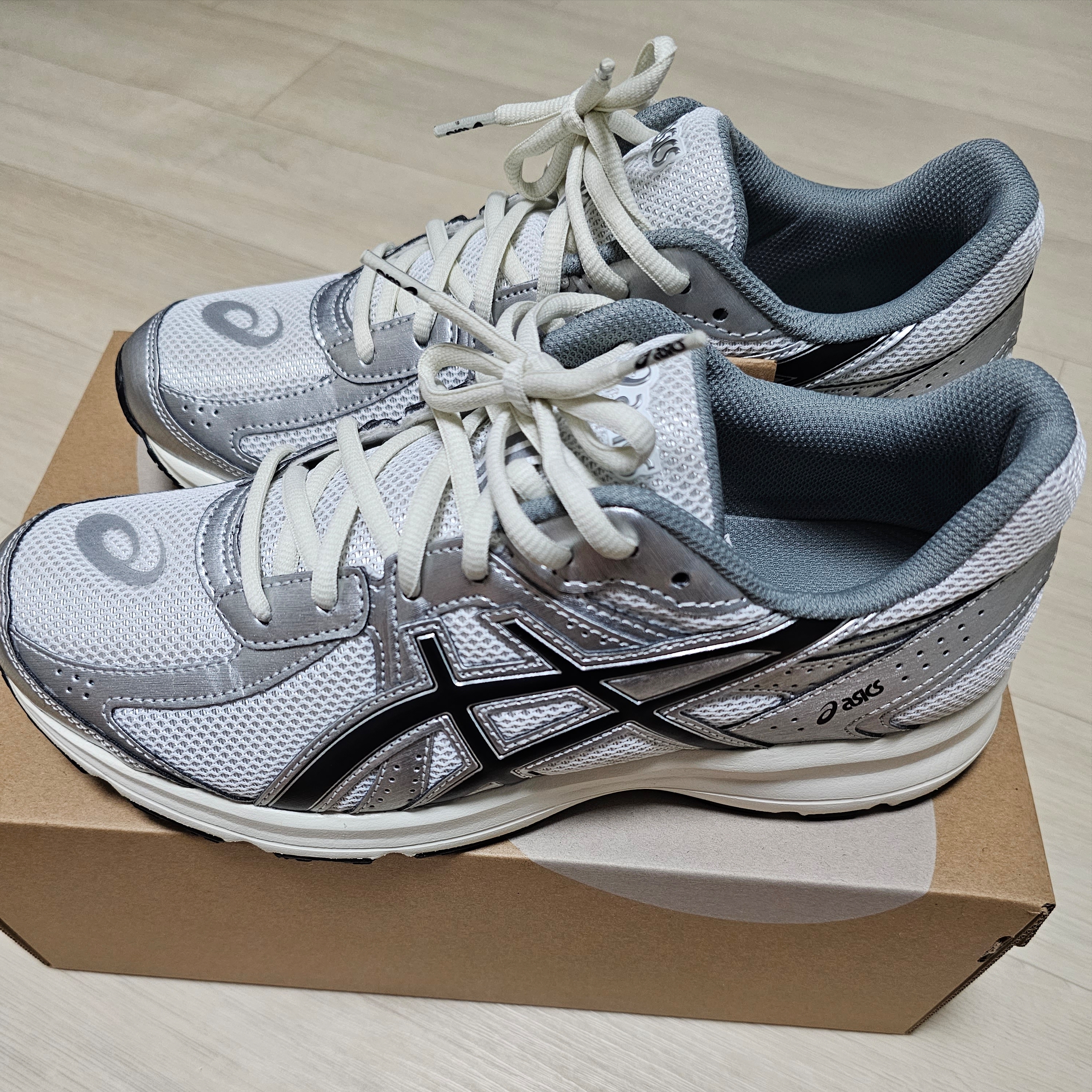 Asics Jog 100 S White Black - 2E Wide 착용 스타일 - 1