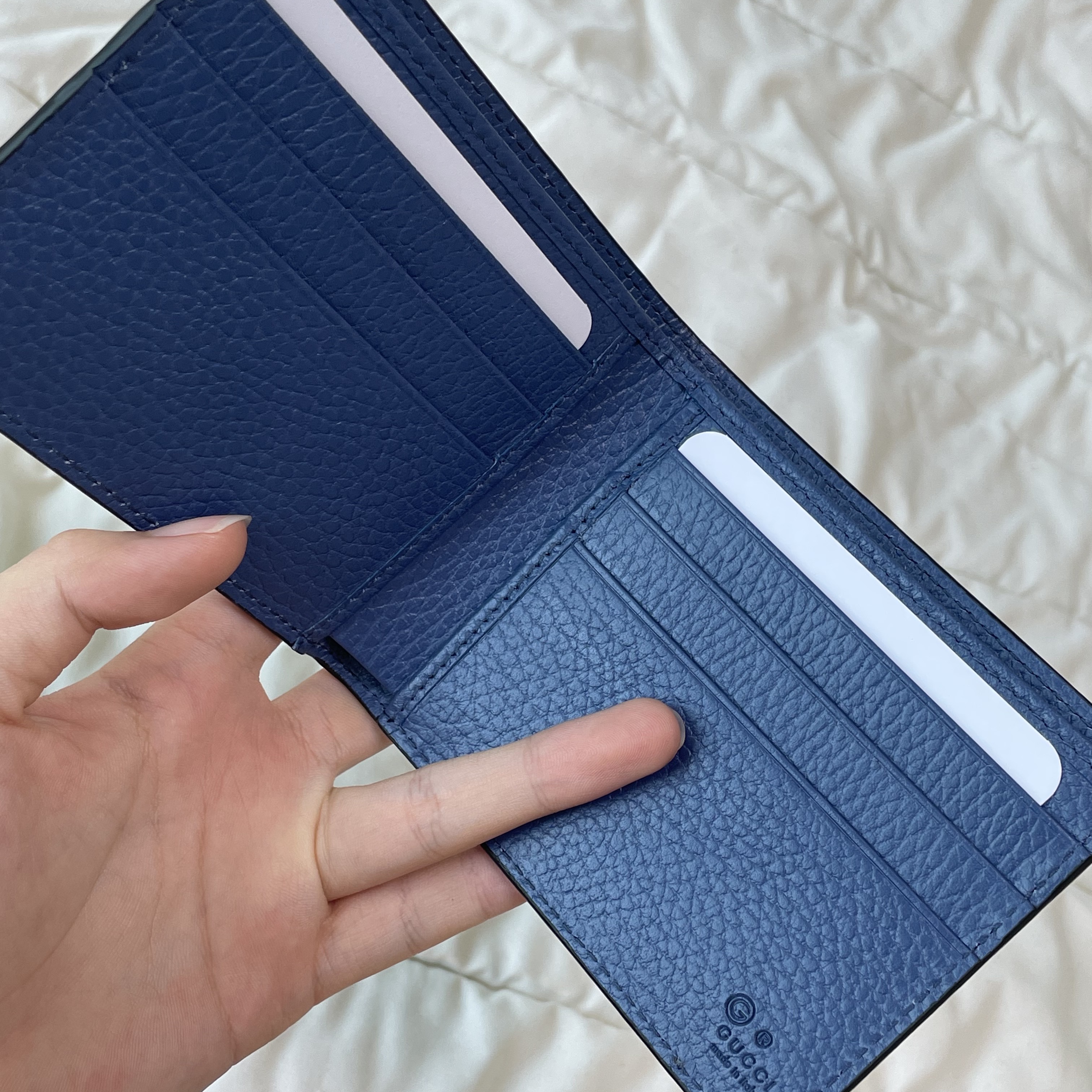 Gucci GG Interlocking Bi-Fold Wallet Black 착용 스타일 - 2