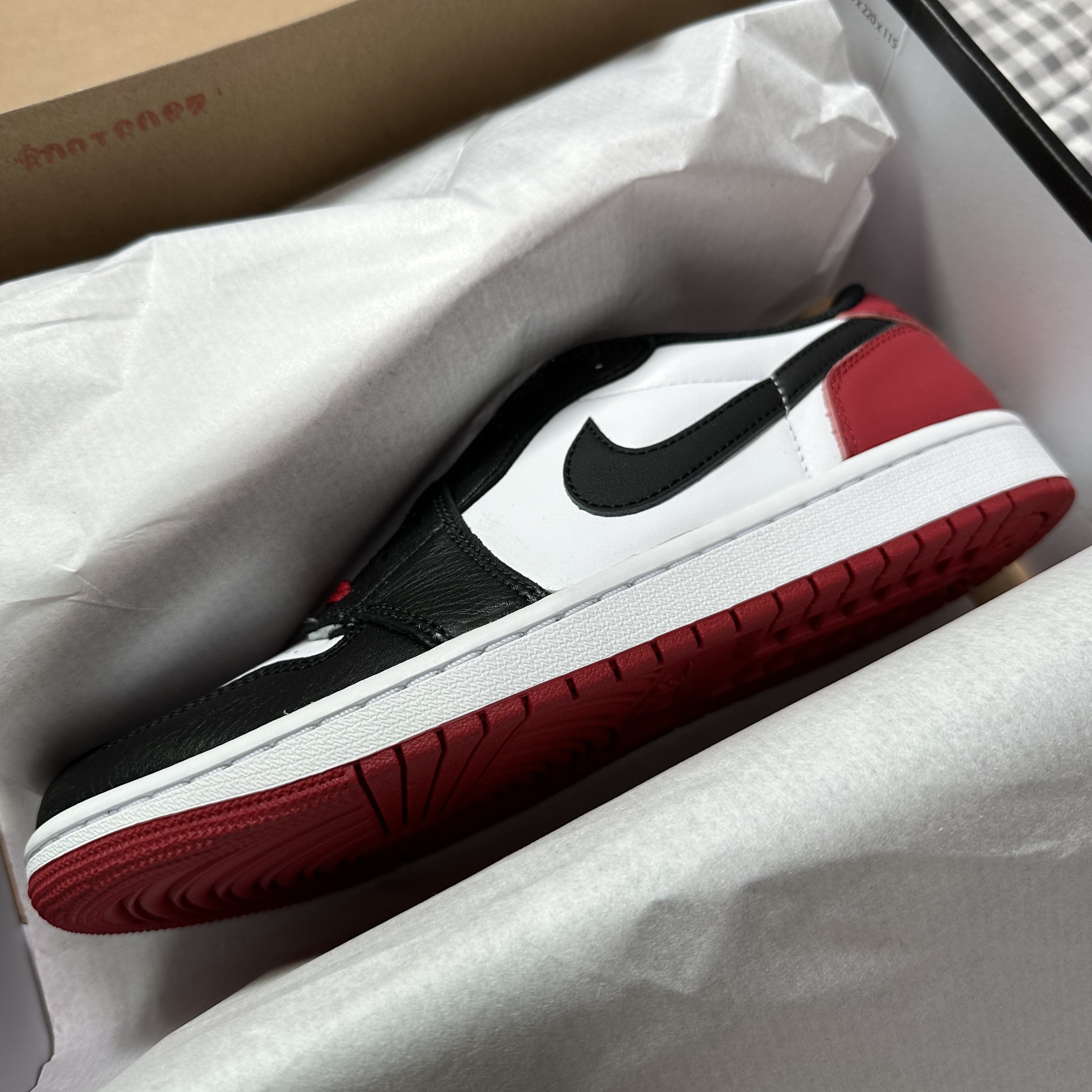 Jordan 1 Retro Low OG Black Toe 착용 스타일 - 3