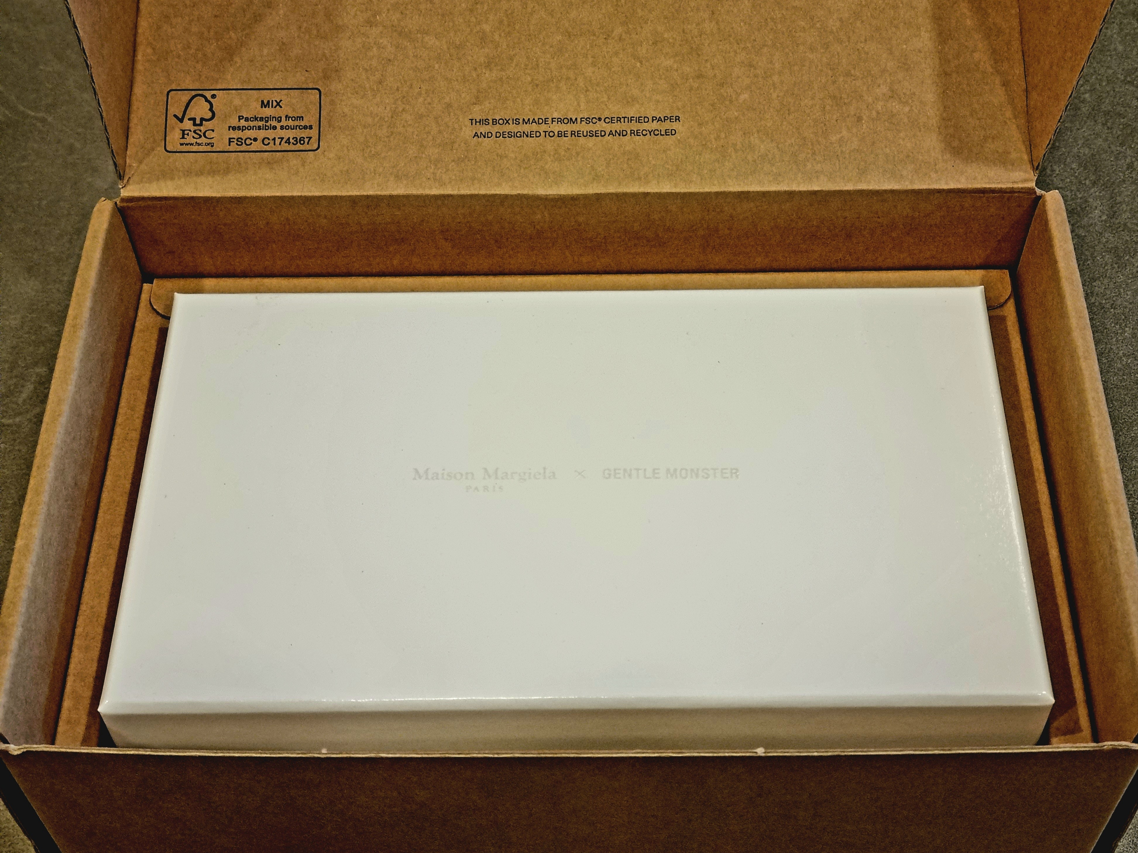 Gentle Monster x Maison Margiela MM004 Grey Black 착용 스타일 - 2