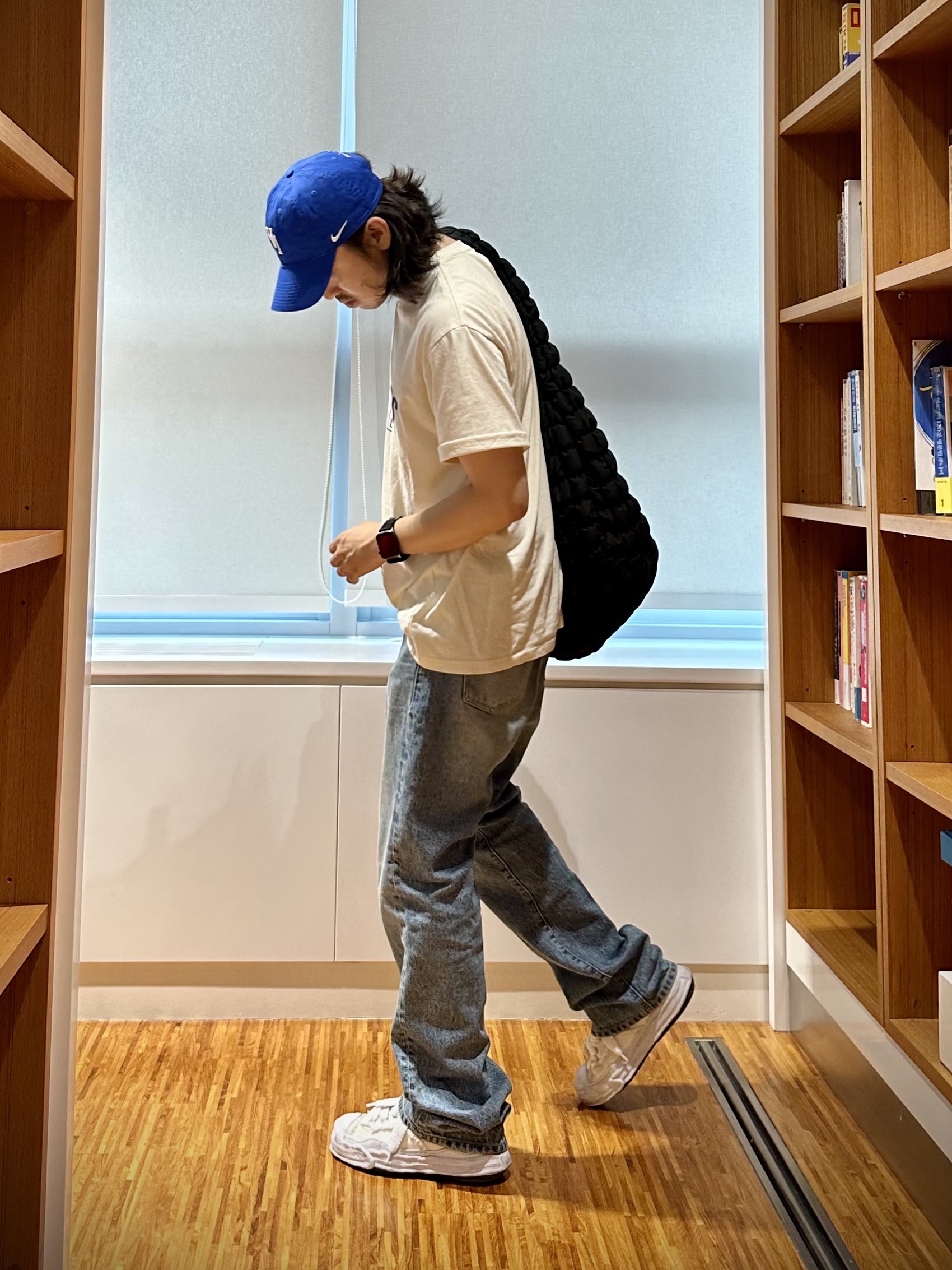 Maison Mihara Yasuhiro Hank OG Sole Chenille Low-top Sneakers White, COS Quilted Oversized Shoulder Bag Black 착용 스타일 - 1