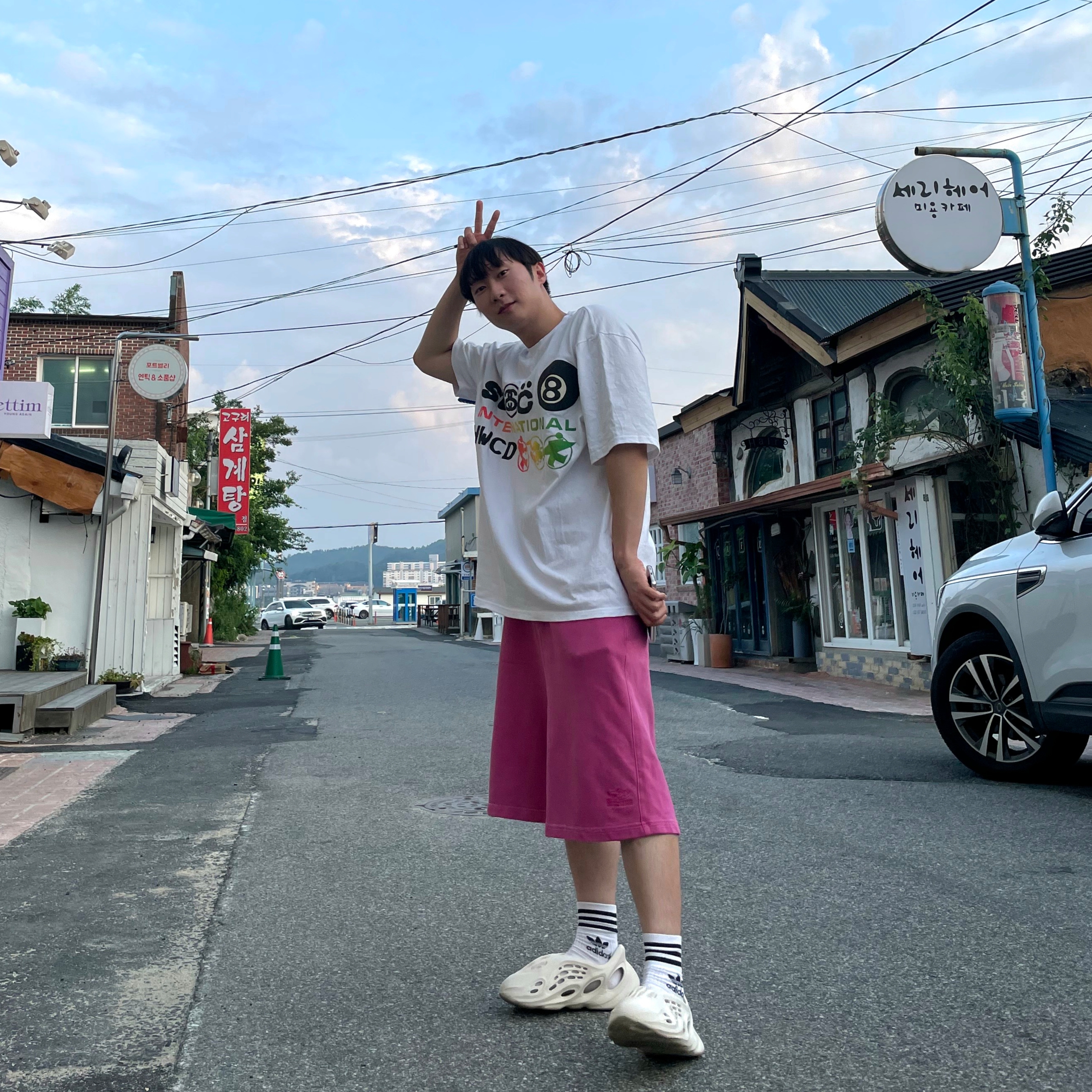 Adidas Yeezy Foam RNNR Sand, Stussy x Cactus Plant Flea Market International T-Shirt White 착용 스타일