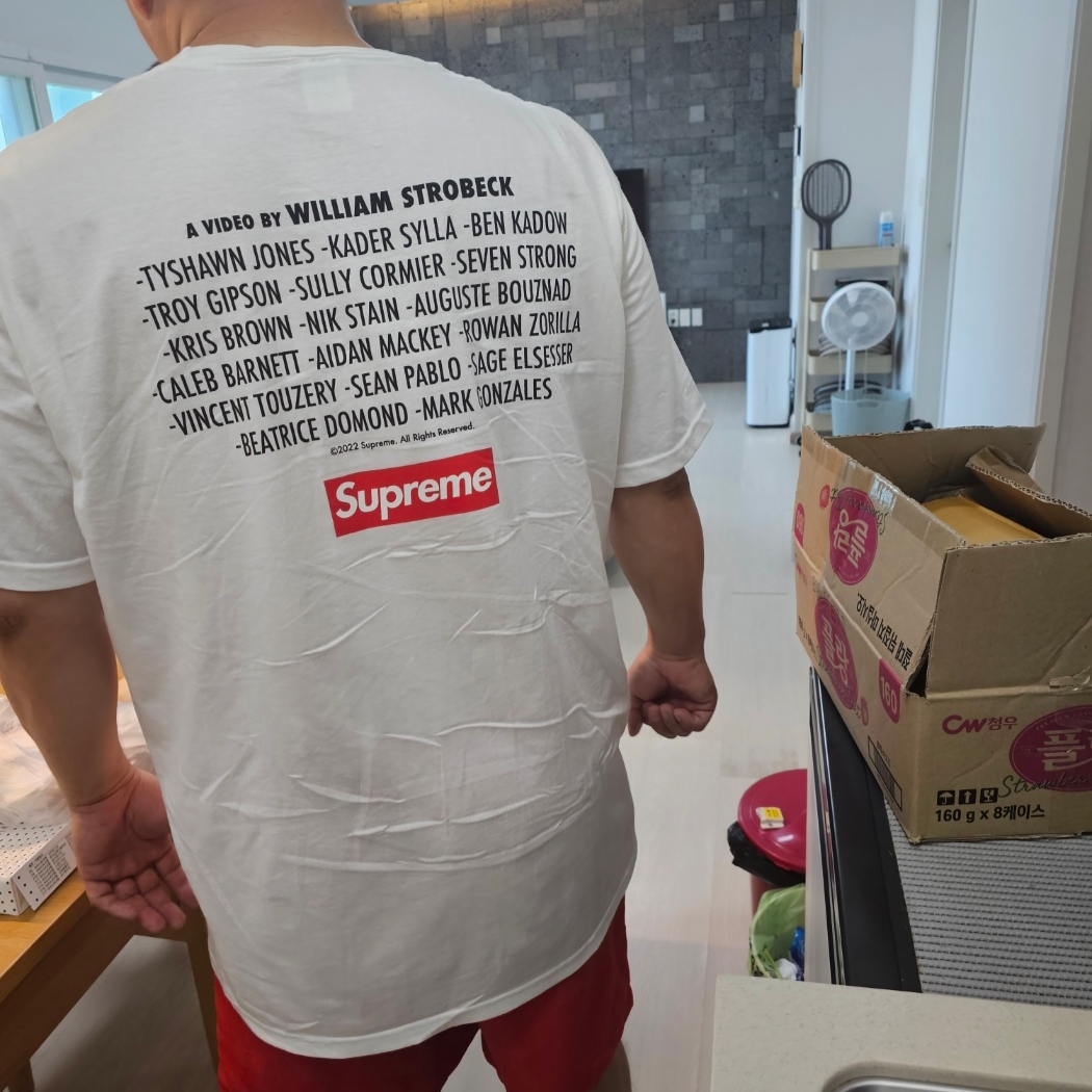 Supreme Play Dead T-Shirt White - 22FW, Stussy Stock Water Shorts Bright Red 착용 스타일