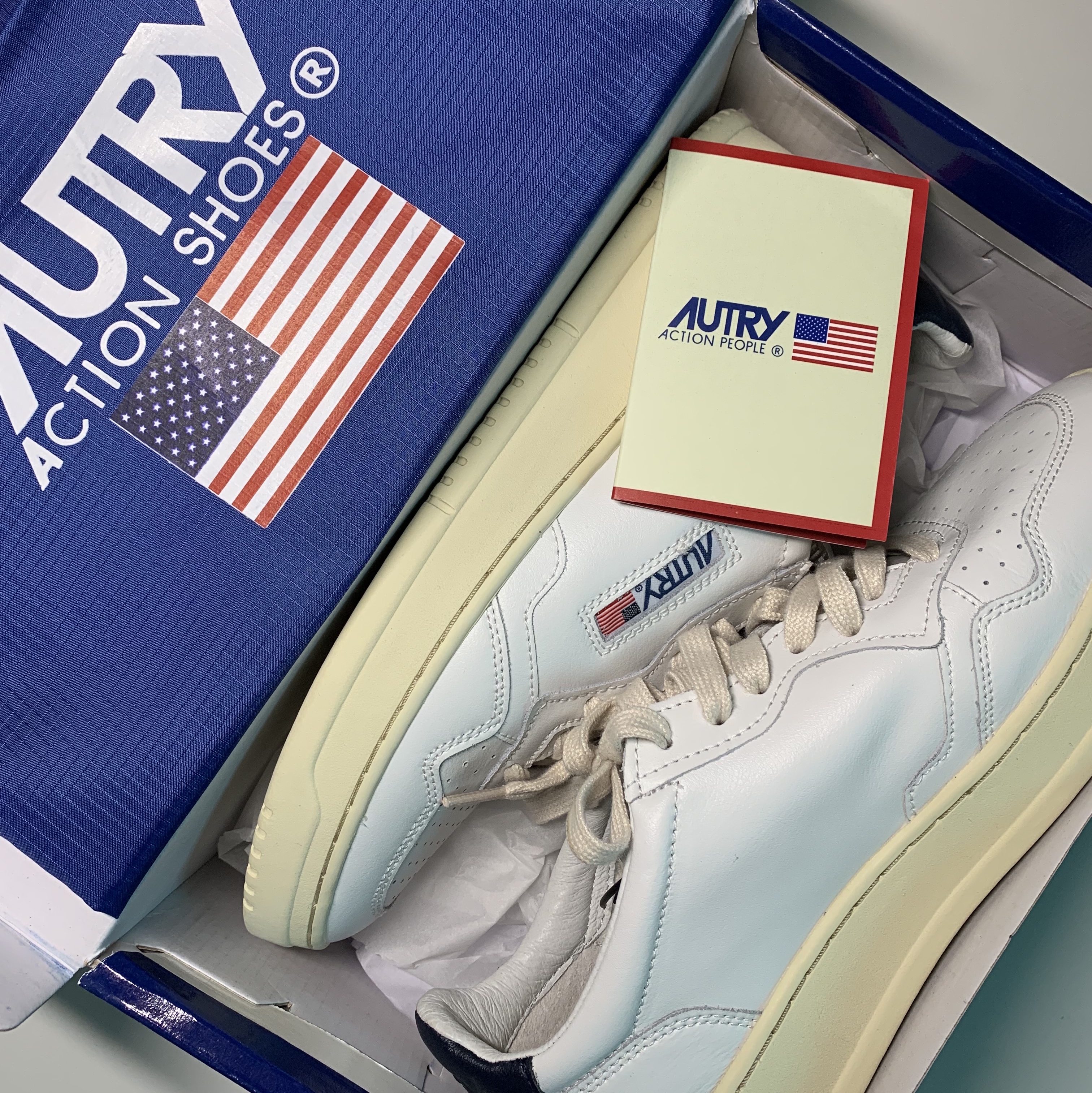 Autry Medalist Low Leather Sneakers White Blue 착용 스타일