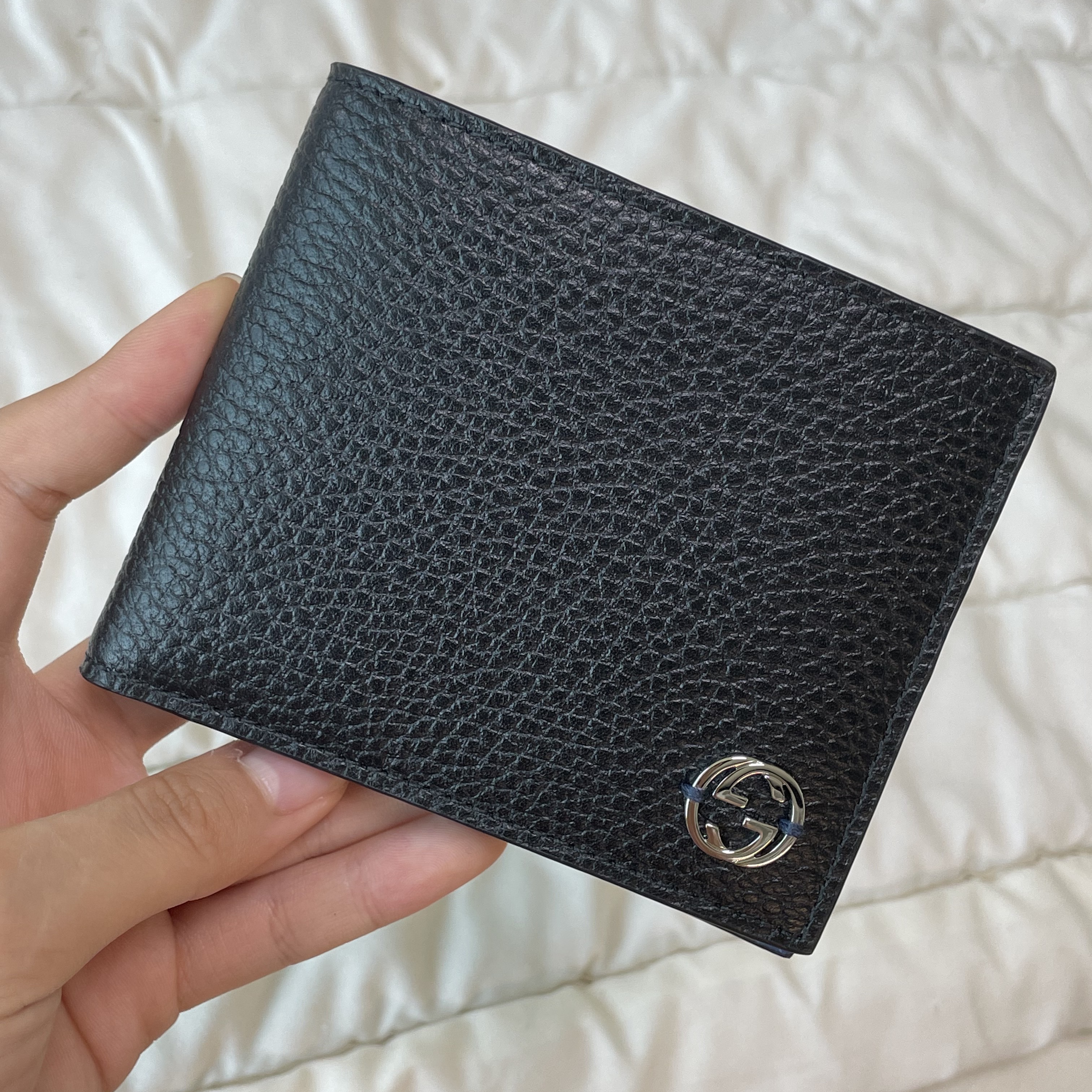 Gucci GG Interlocking Bi-Fold Wallet Black 착용 스타일 - 1