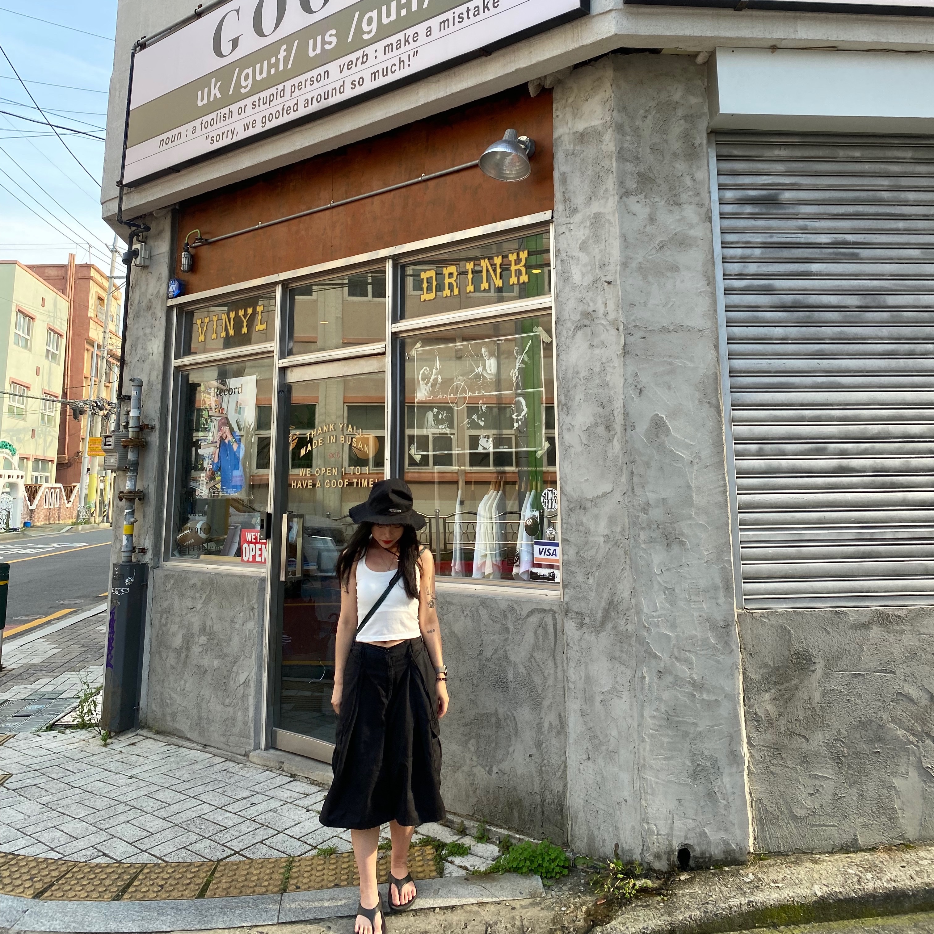 Jacquemus Le Bob Artichaut Bucket Hat Black, Telfar Small Shopping Bag Dark Olive 착용 스타일 - 2