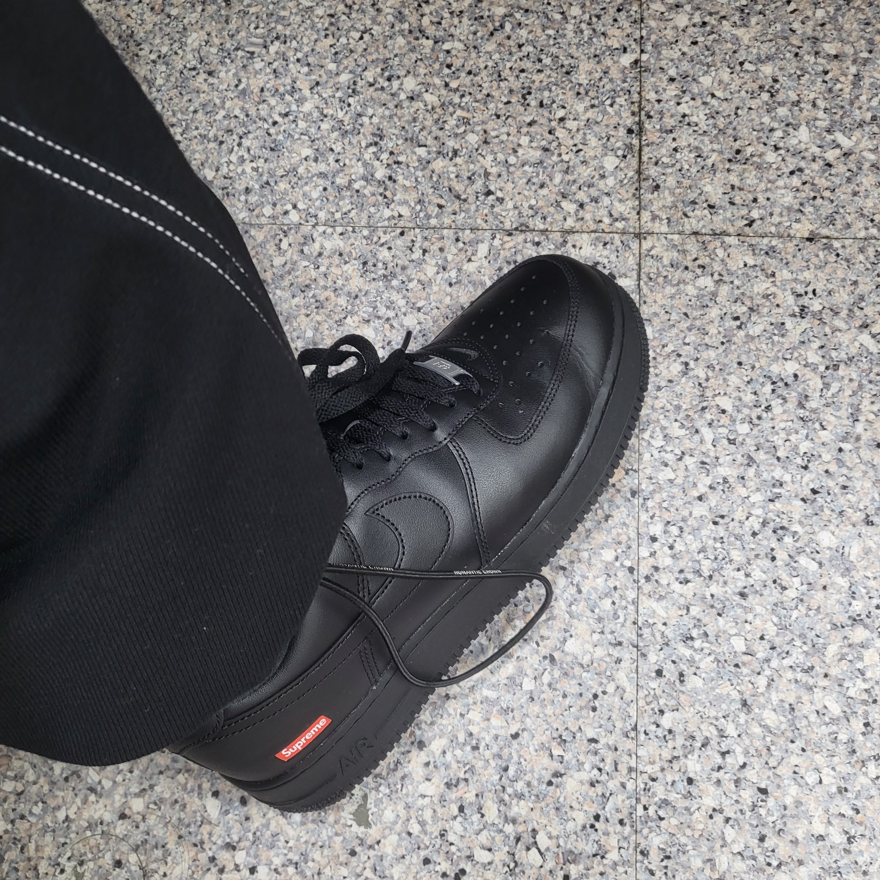 Nike x Supreme Air Force 1 Low Black 착용 스타일 - 2