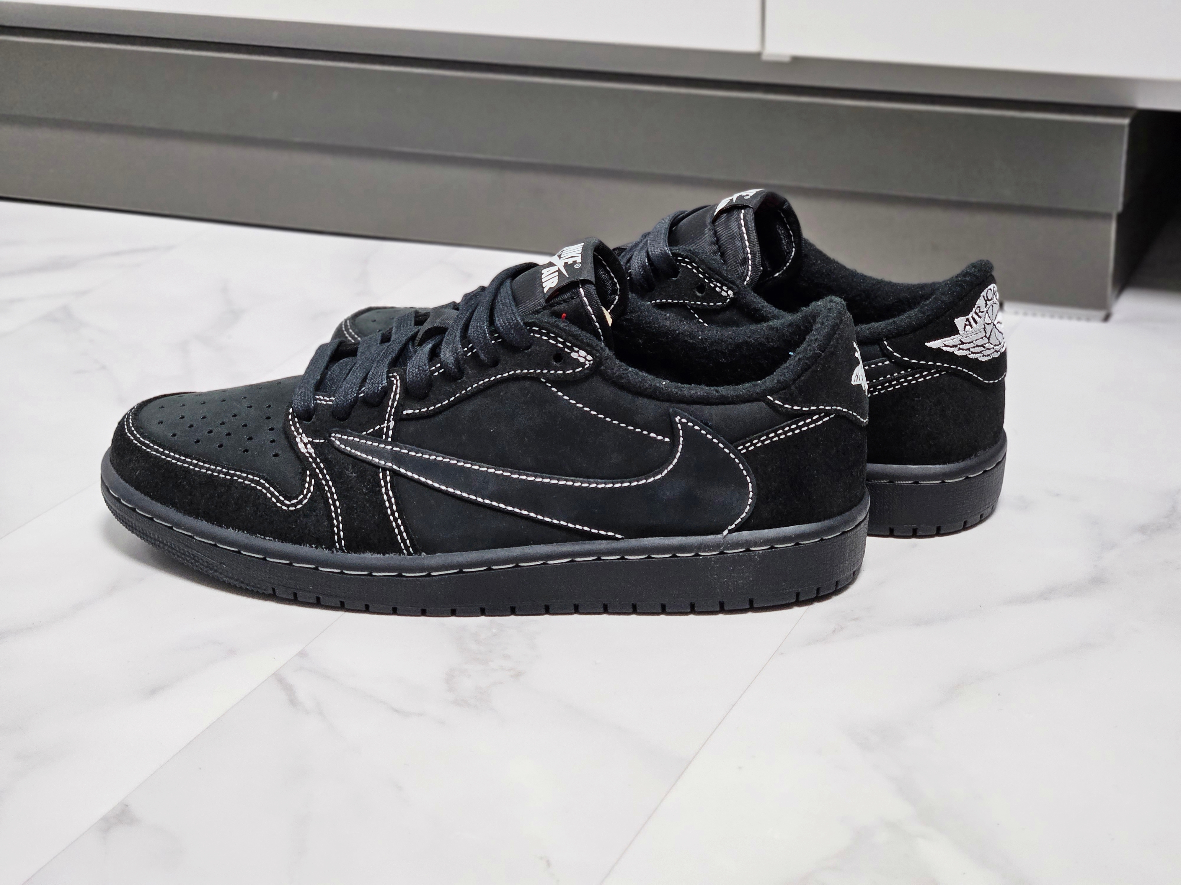 Jordan 1 x Travis Scott Retro Low OG SP Black Phantom 착용 스타일 - 3