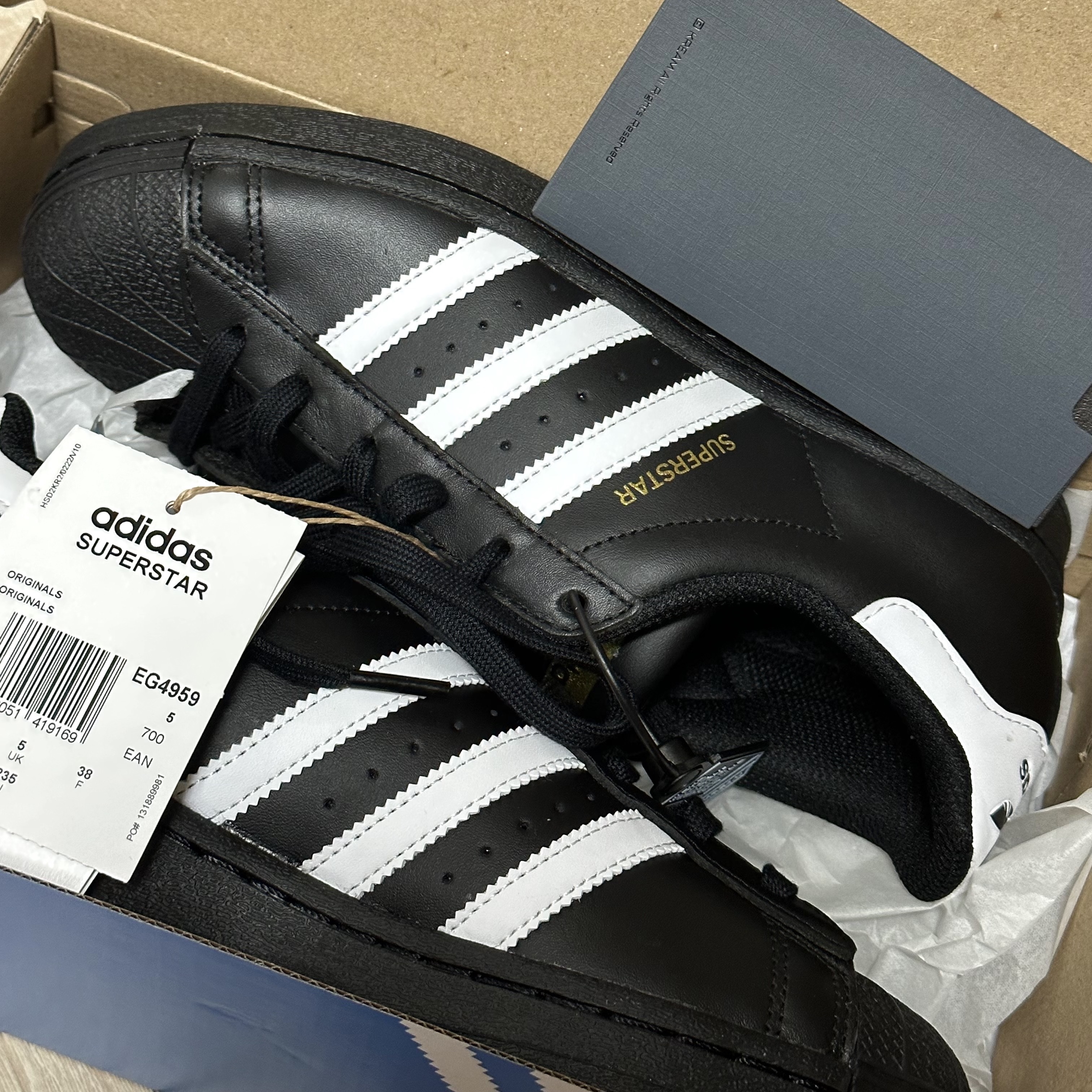 Adidas Superstar Core Black White 착용 스타일