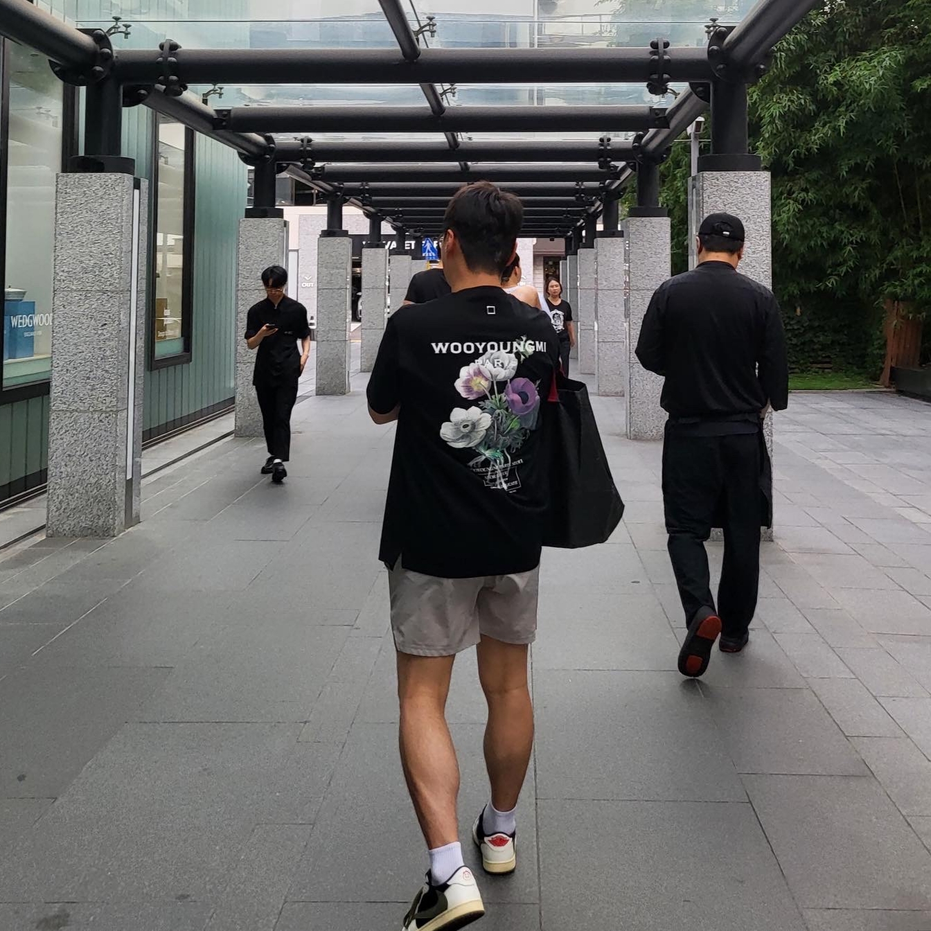 Wooyoungmi Flower Print Back Logo T-Shirt Black - 23FW, (W) Jordan 1 x Travis Scott Retro Low OG SP Medium Olive 착용 스타일 - 1