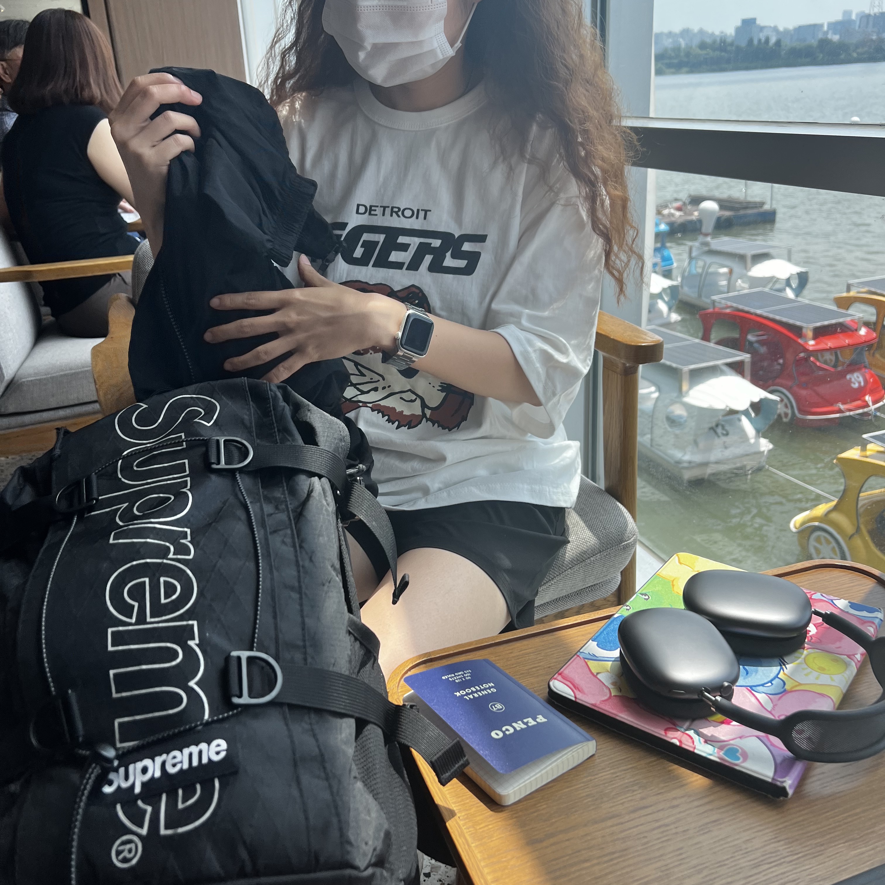 Supreme Backpack Black - 18FW, Apple AirPods Max Lightning Space Gray (Korean Ver.) 착용 스타일