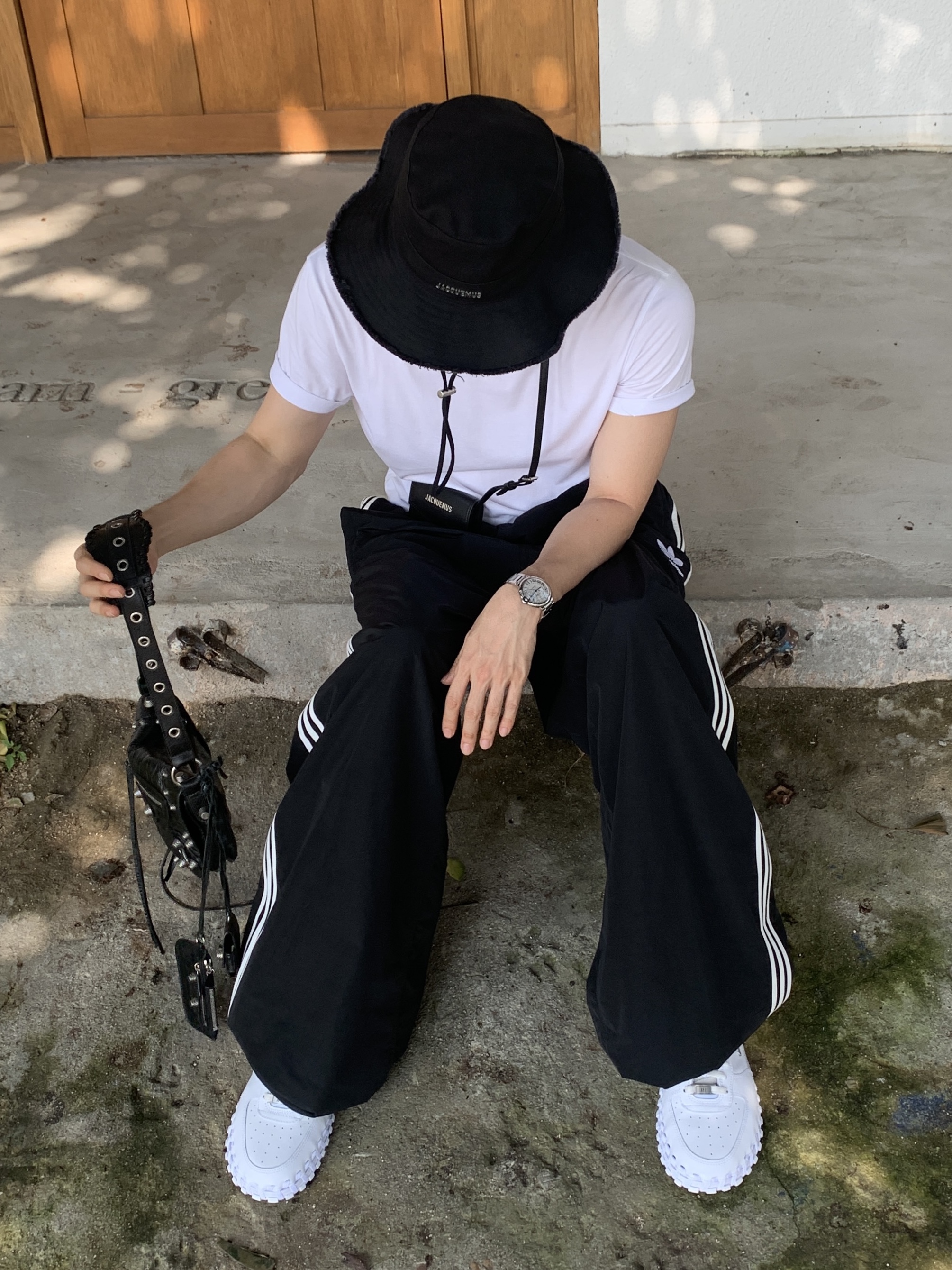 Jacquemus Le Bob Artichaut Bucket Hat Black, Balenciaga x Adidas Tracksuit Trousers Black ์ฐฉ์ฉ ์คํ์ผ - 1