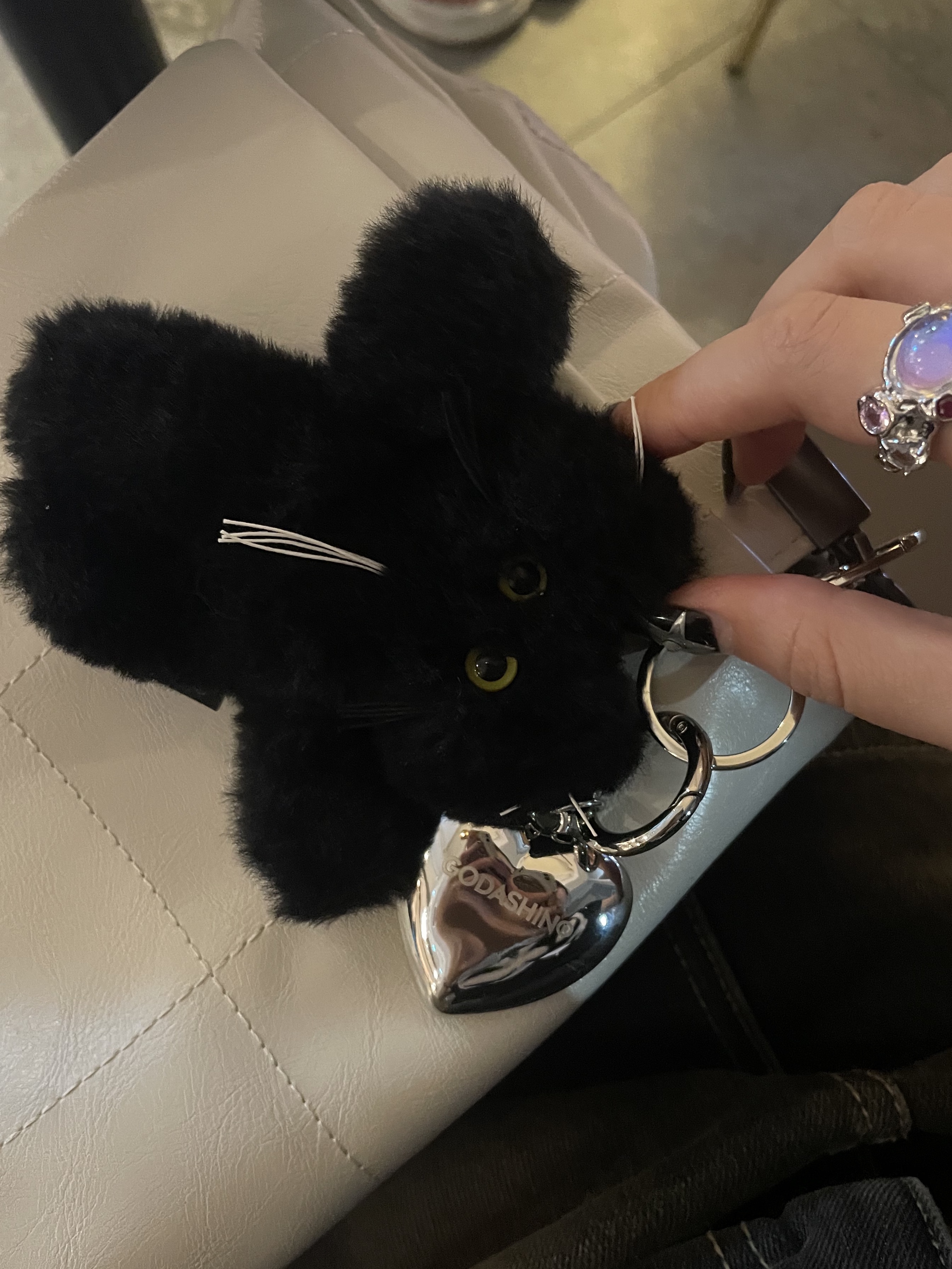 Godashin Cats Keyring Black, Zara Rock Flap Shoulder Bag Ecru 착용 스타일