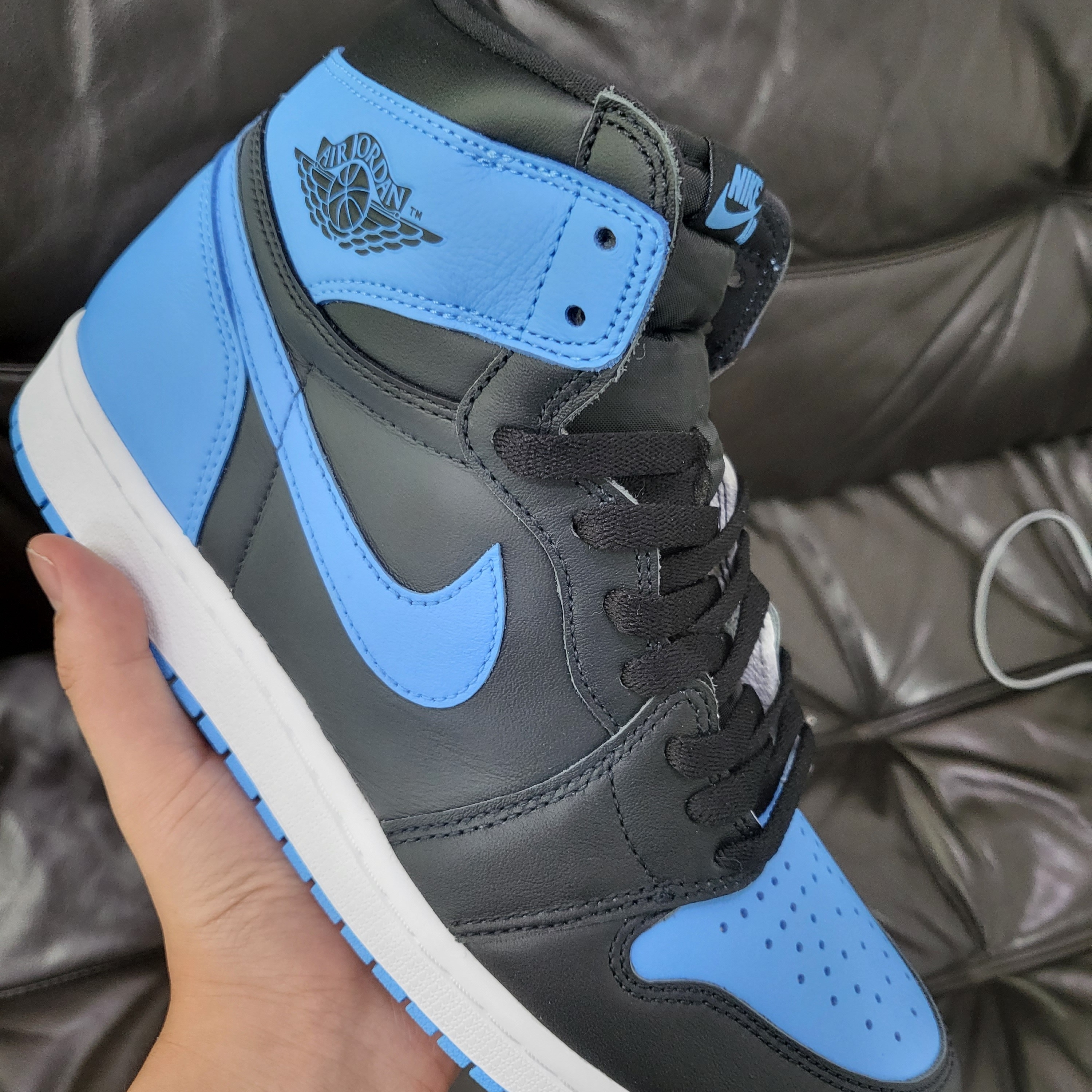 Jordan 1 Retro High OG University Blue 착용 스타일 - 3