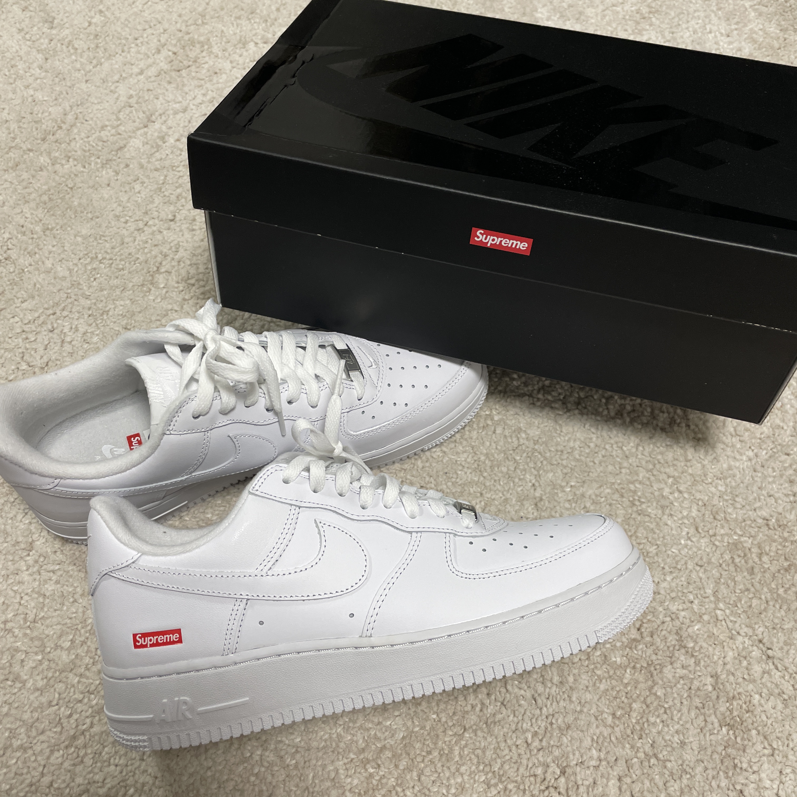 Nike x Supreme Air Force 1 Low White 착용 스타일 - 1