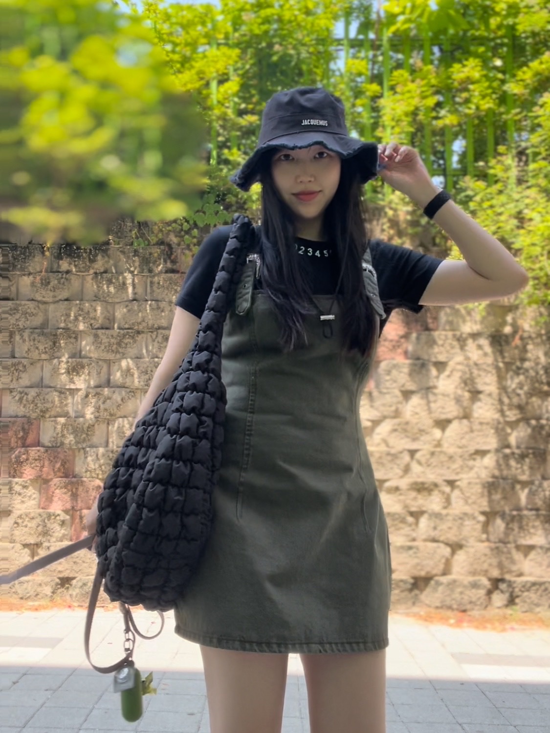 COS Quilted Oversized Shoulder Bag Black, Jacquemus Le Bob Artichaut Bucket Hat Black 착용 스타일 - 2