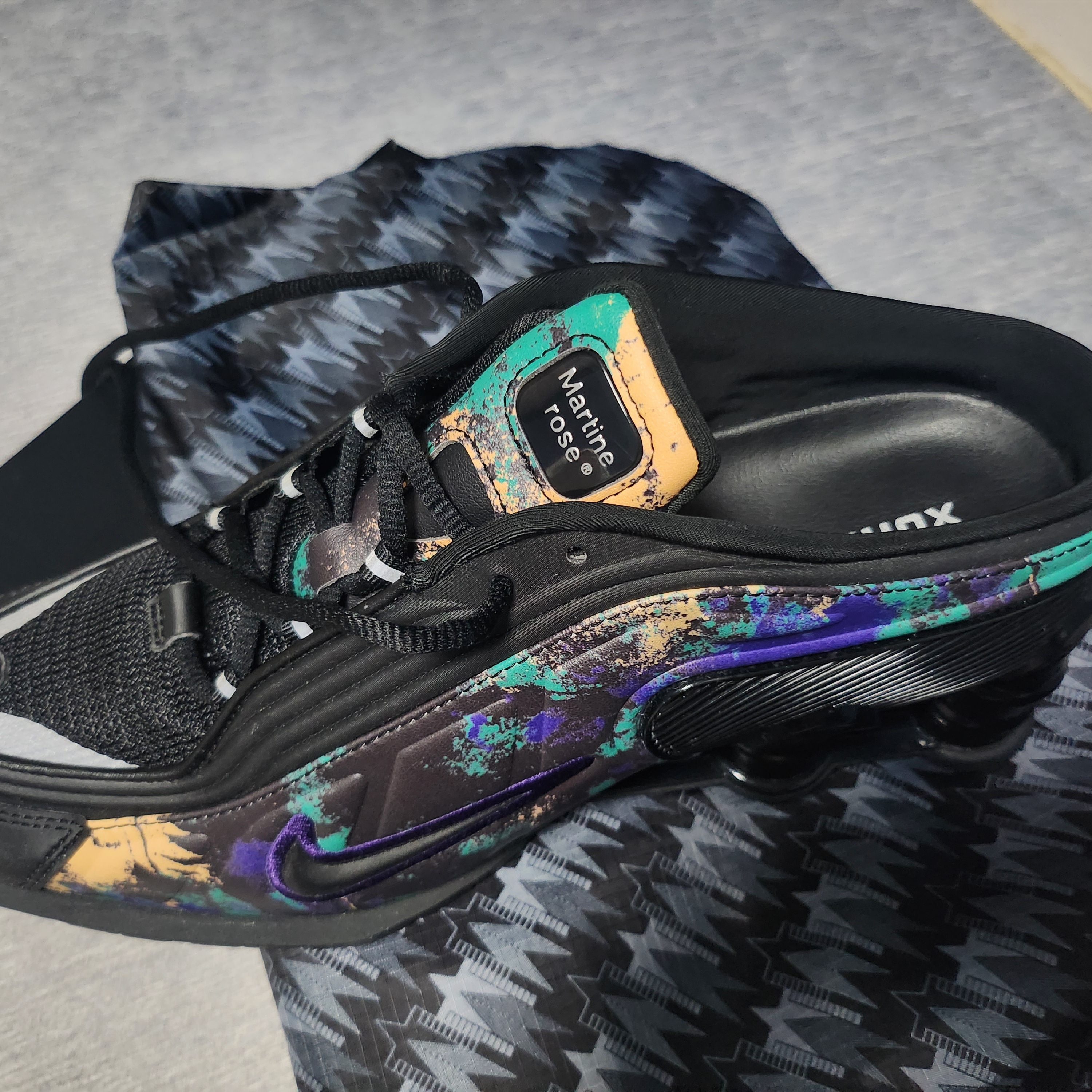 Nike x Martine Rose Shox MR4 Black Multi 착용 스타일 - 2