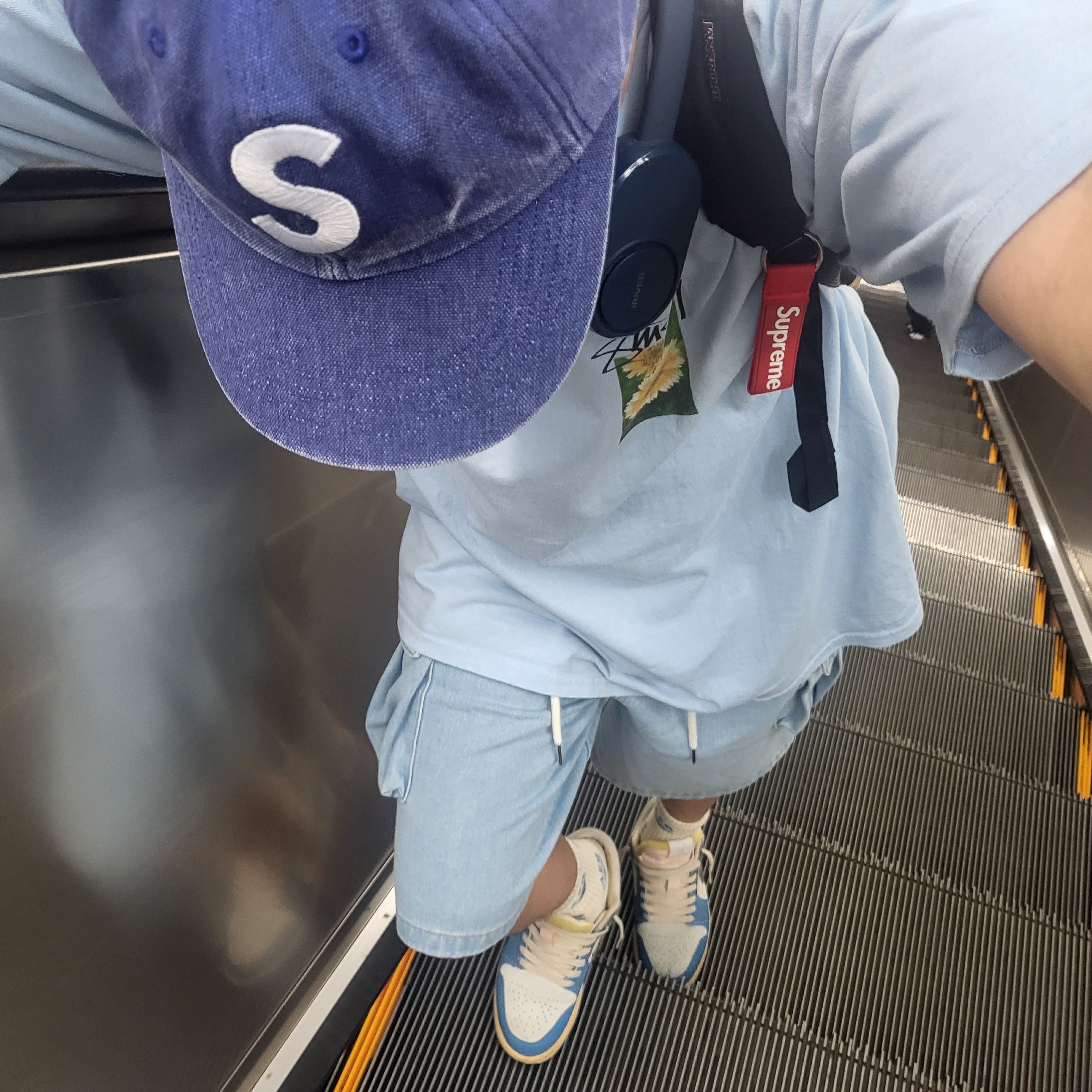 Supreme Pigment Canvas S Logo 6-Panel Navy - 23SS, Supreme Webbing Keychain Red - 23SS 착용 스타일 - 1
