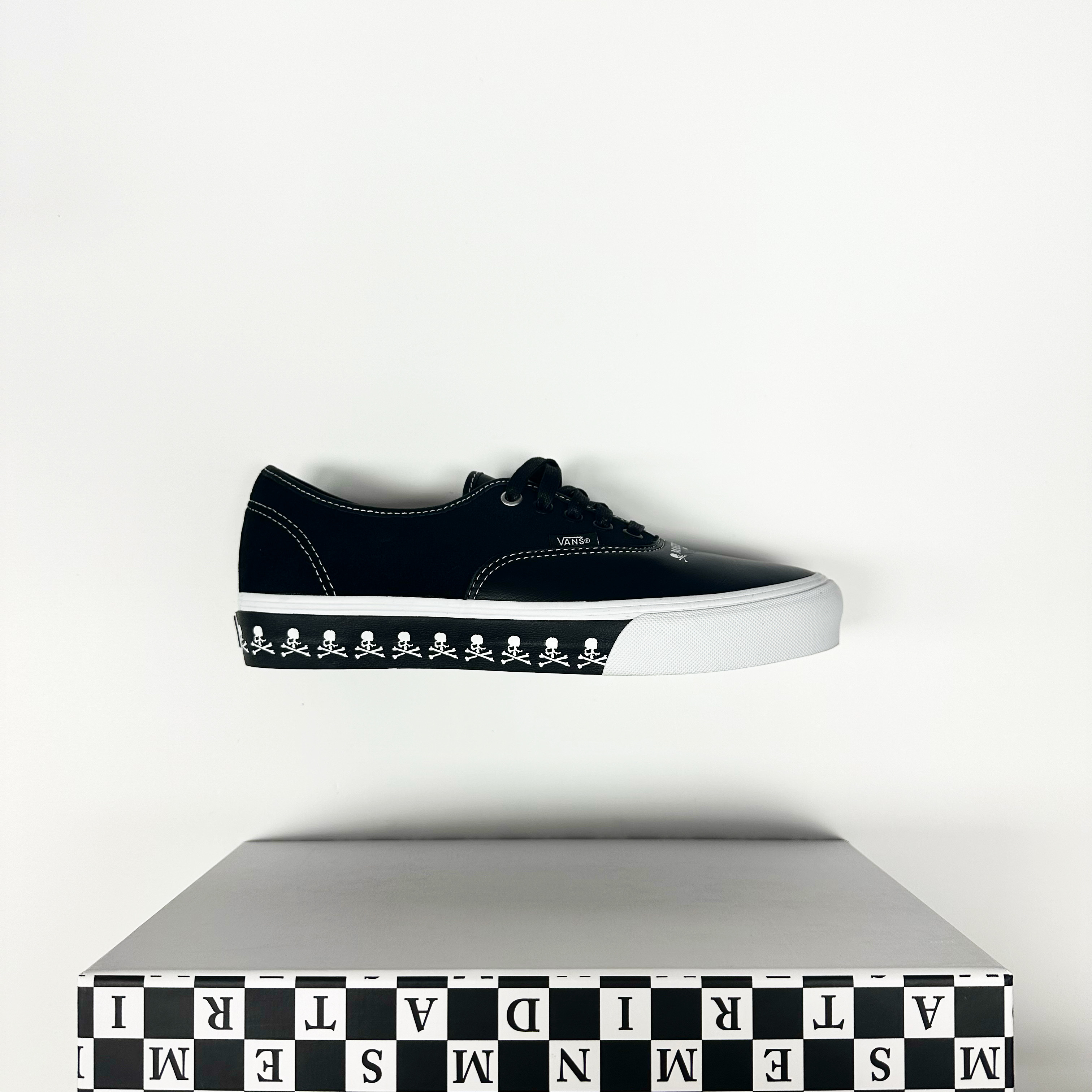 Vans Vault x Mastermind World Authentic LX Black 착용 스타일 - 1