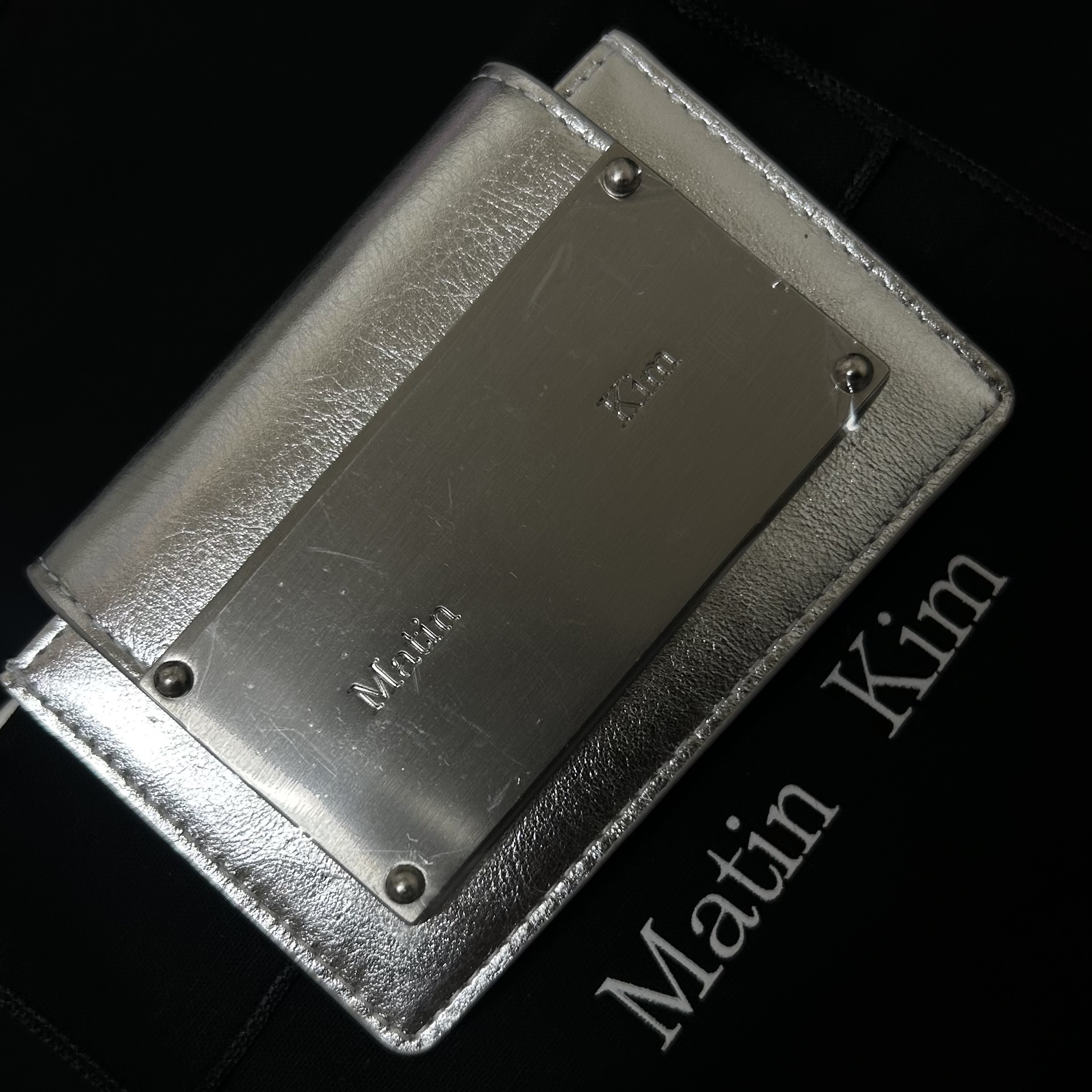 Matin Kim Accordion Wallet Silver 착용 스타일