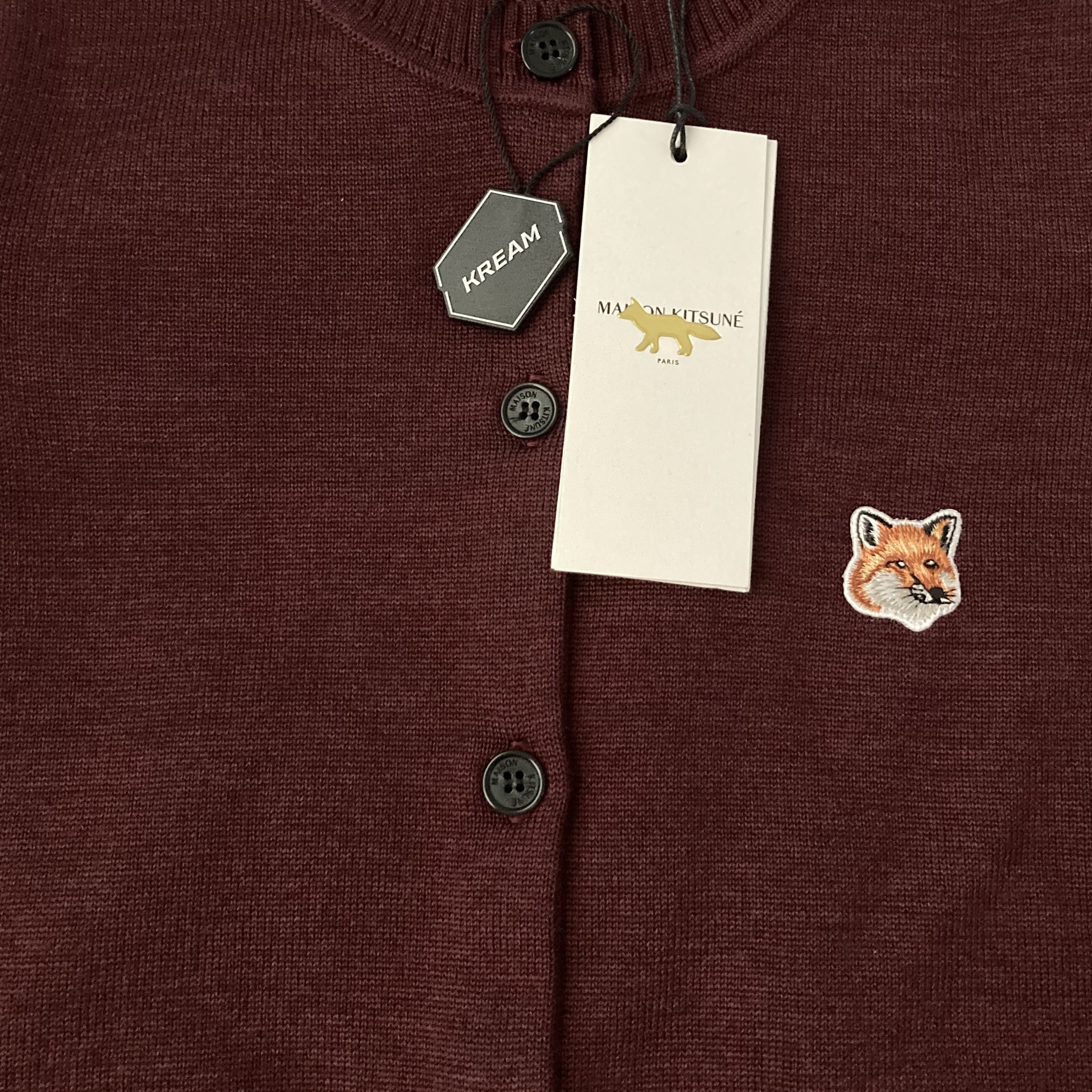 (W) Maison Kitsune Fox Head Patch Adjusted R-Neck Cardigan Wine Lees - 22FW 착용 스타일