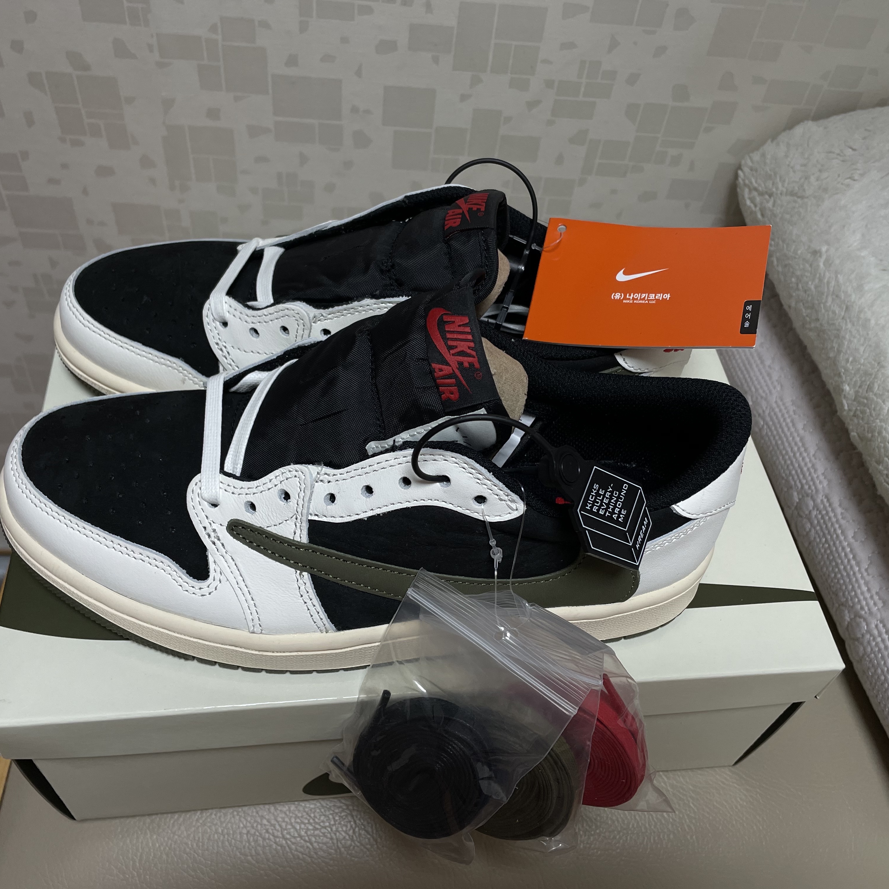 (W) Jordan 1 x Travis Scott Retro Low OG SP Medium Olive 착용 스타일 - 2