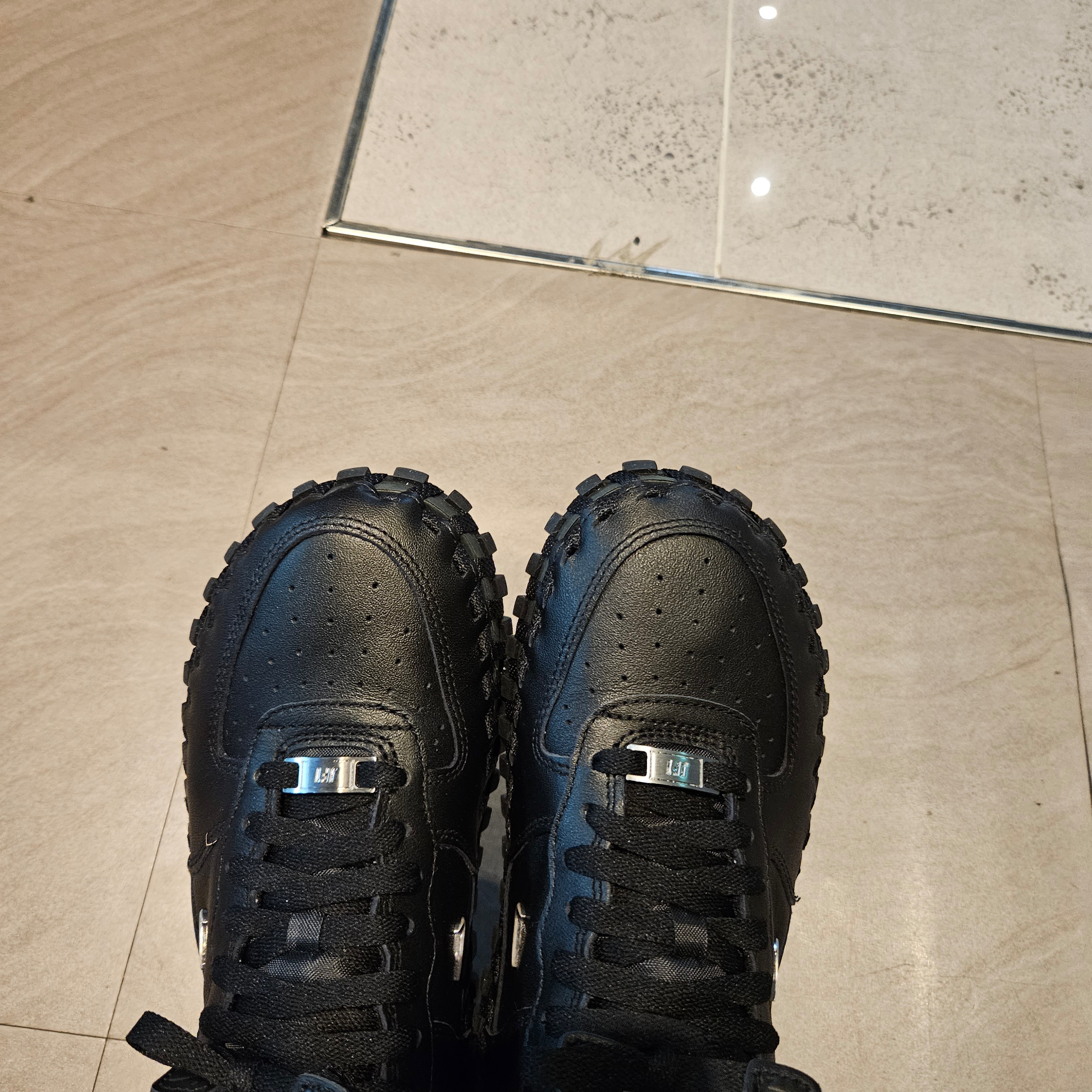 Nike x Jacquemus J Force 1 Low LX SP Black 착용 스타일 - 1