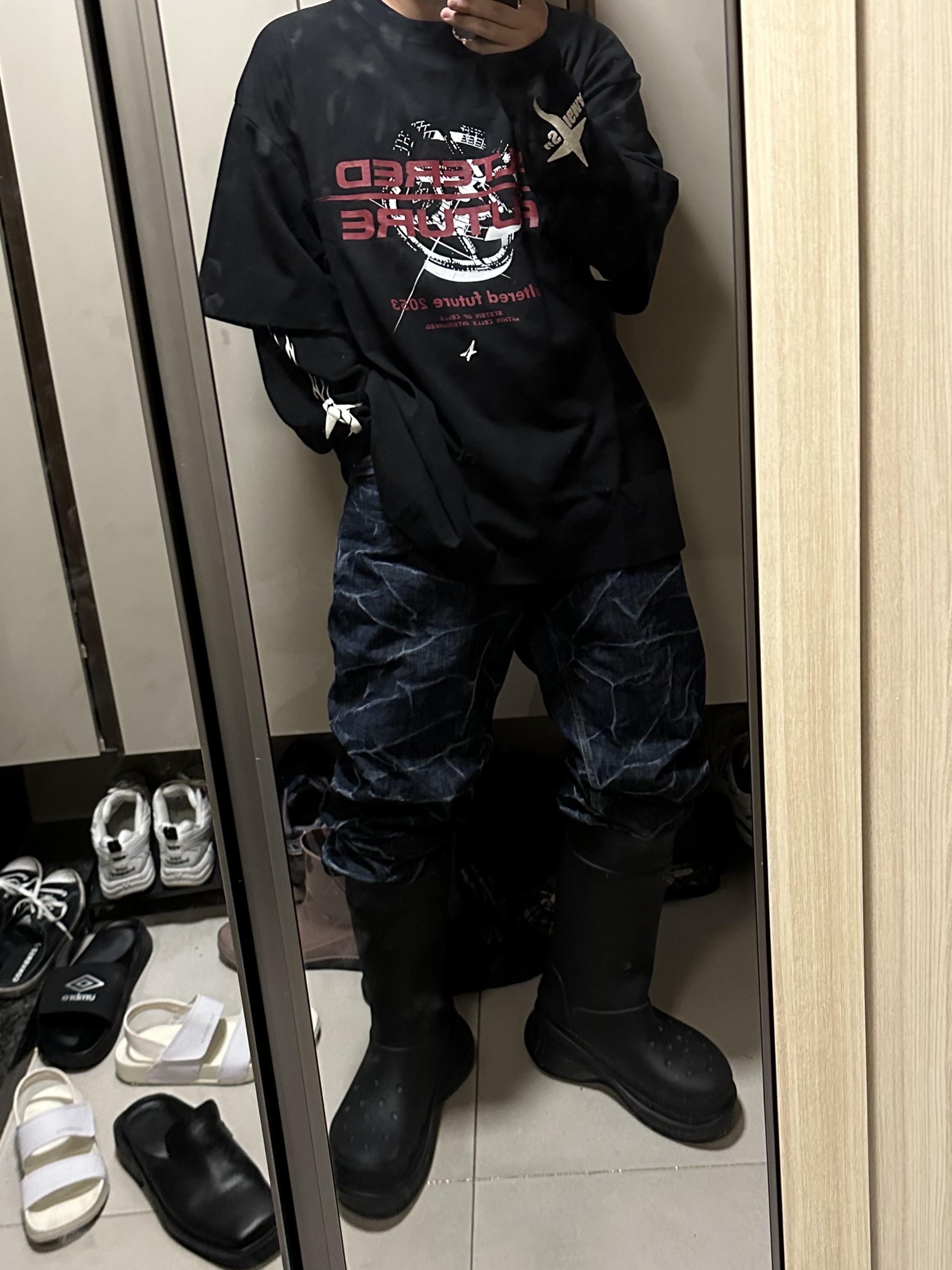 [KREAM 단독] Ourpas 061 Saint Long Sleeve Black, Balenciaga x Crocs Rubber Boot Black 착용 스타일
