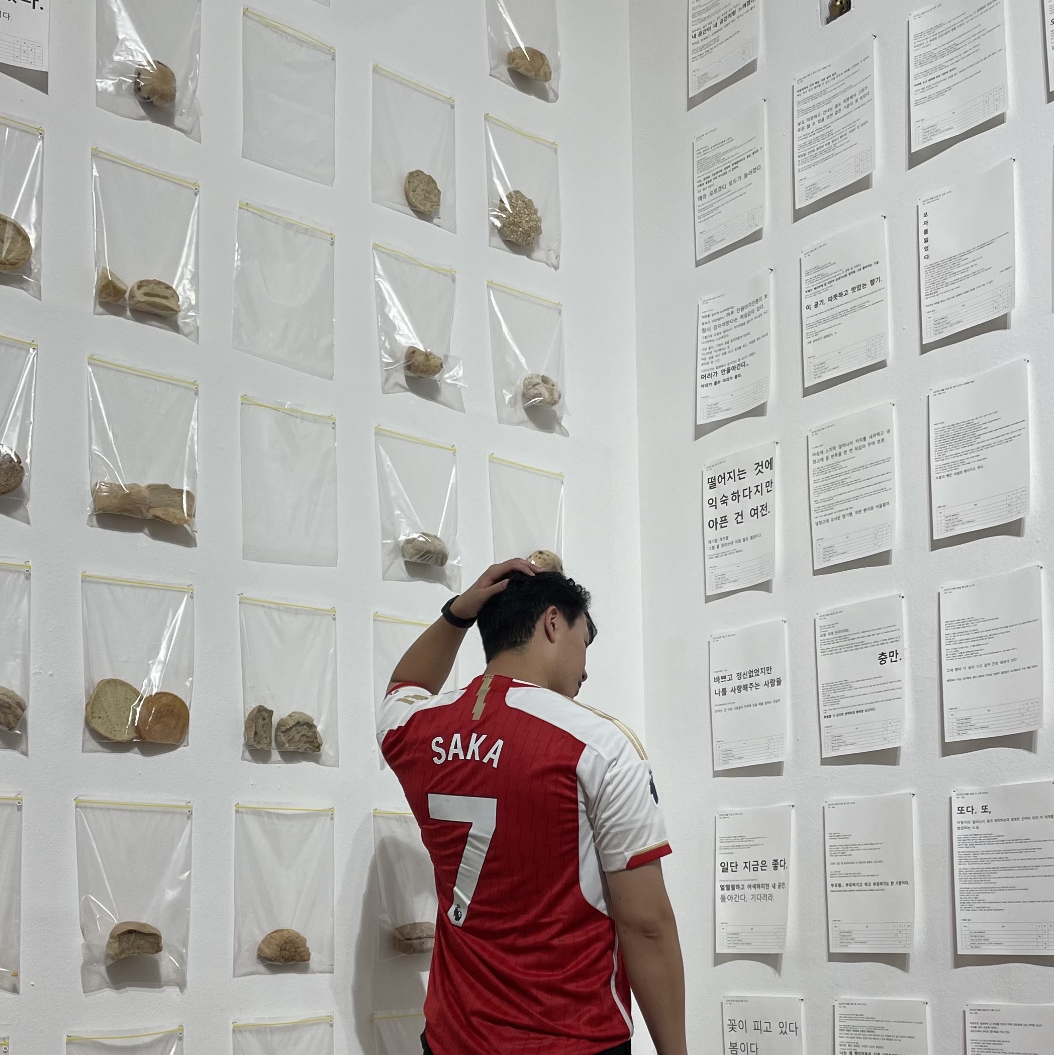 Adidas Arsenal 2023/24 Home Jersey Better Scarlet White - KR Sizing (Non Marking Ver.), AOP New Cargo Series 01 Black 착용 스타일 - 4