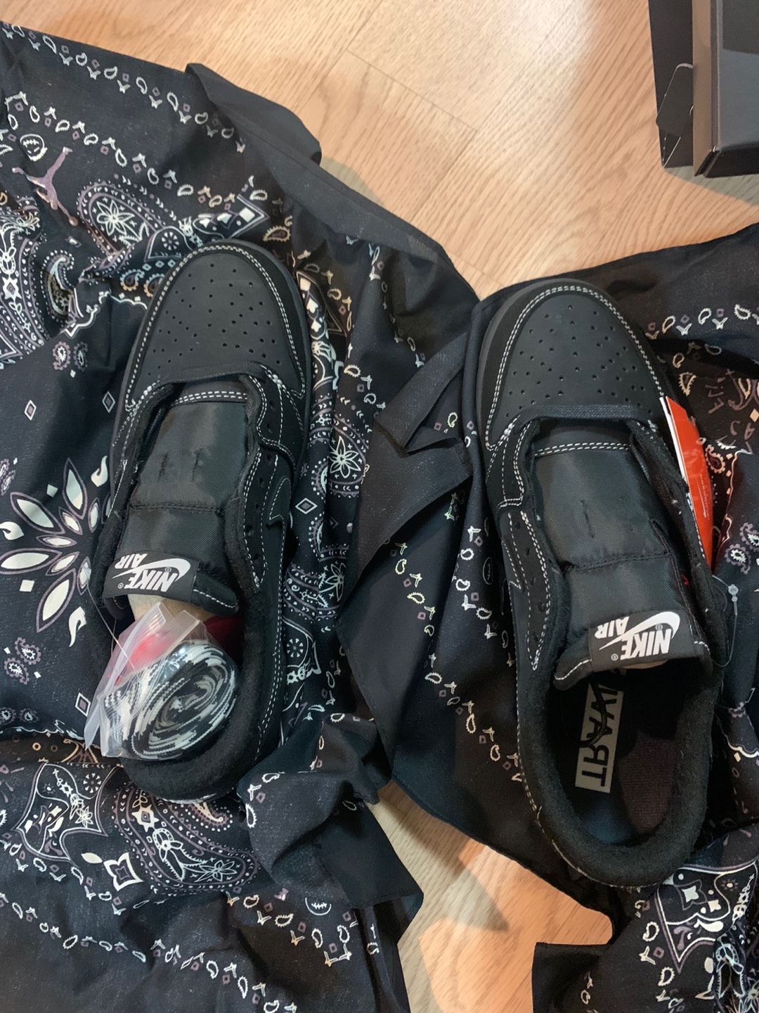 Nike Air Force 1 '07 Low White, Jordan 1 x Travis Scott Retro Low OG SP Black Phantom 착용 스타일 - 2