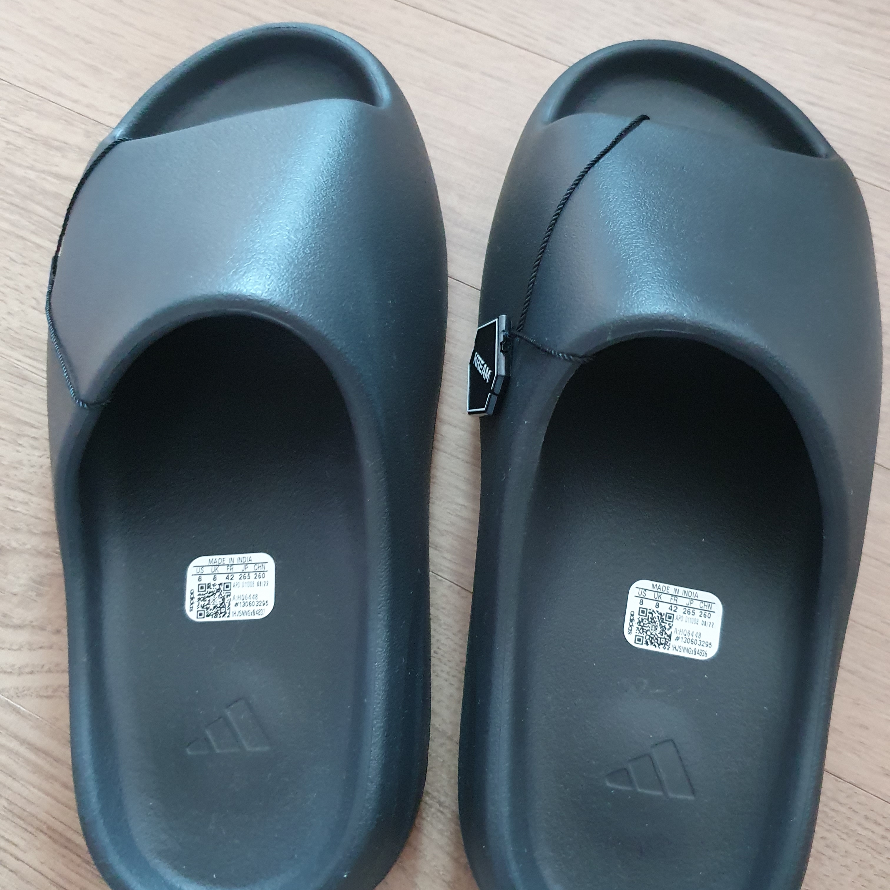 Adidas Yeezy Slide Onyx 착용 스타일