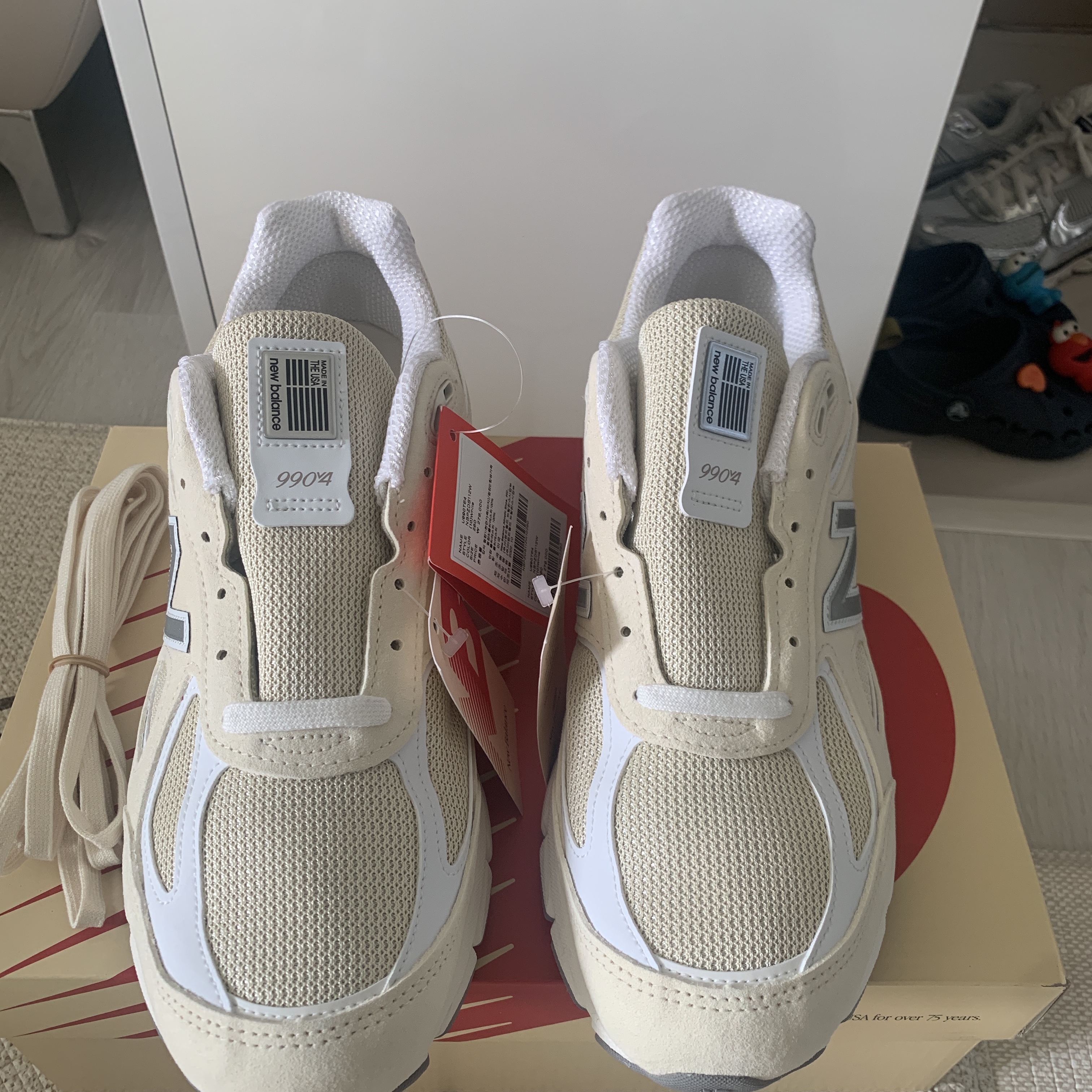 New Balance 990v4 Made in USA Cream White 착용 스타일 - 1