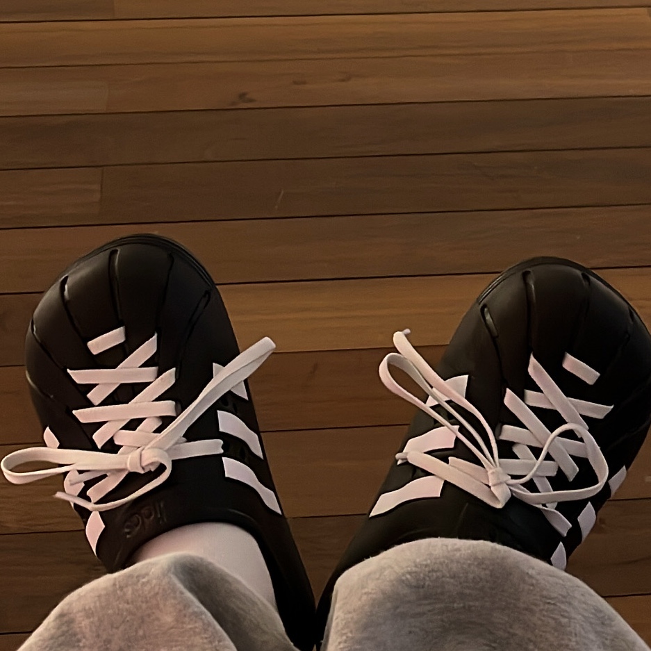 Adidas Adilette Clog Black White 착용 스타일