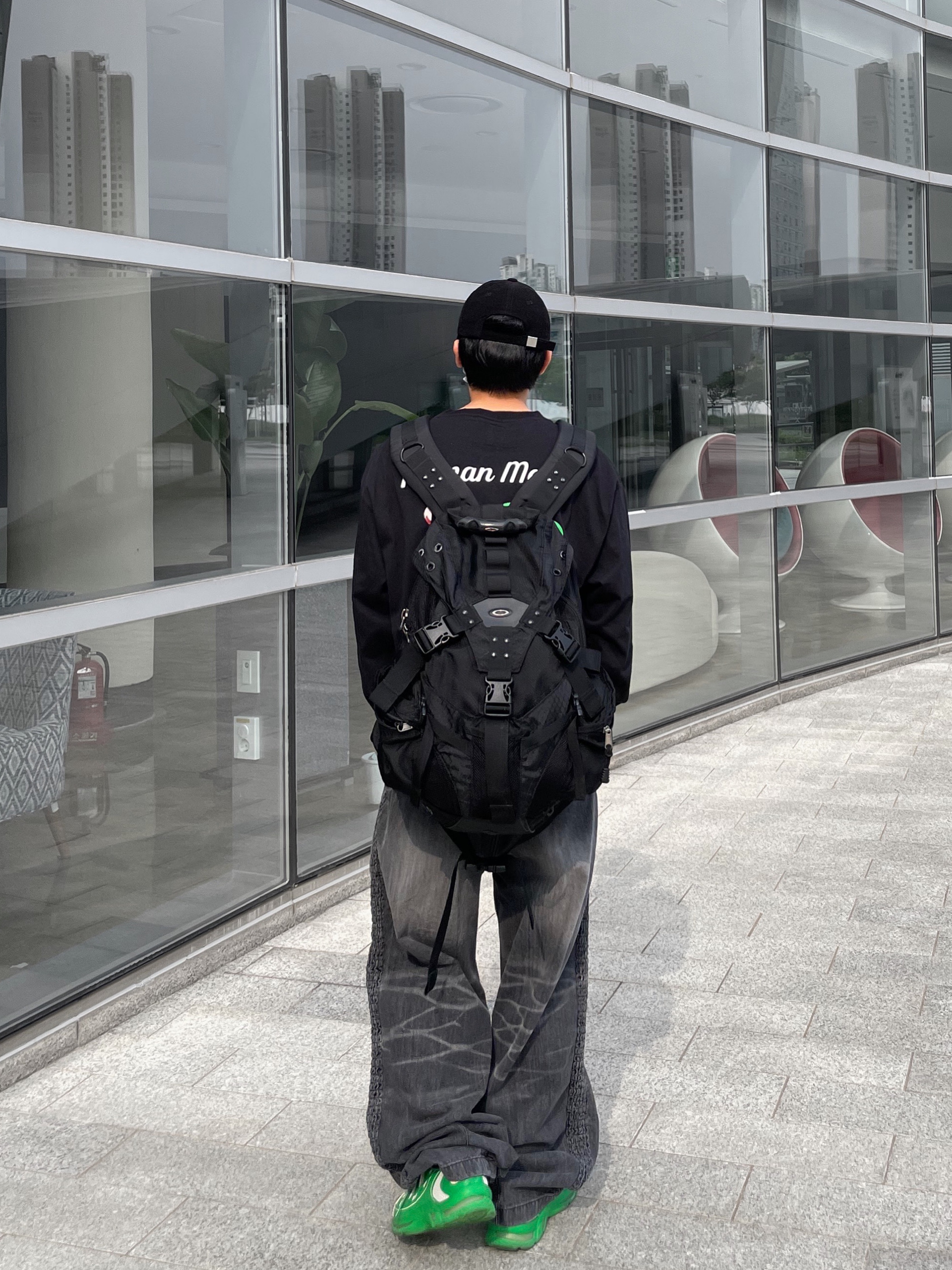 [KREAM 단독] Etce Smocking Baggy Jean Grey, The Museum Visitor x Jon Burgerman Pinky Winky & Charlie Ball Cap Black 착용 스타일 - 4