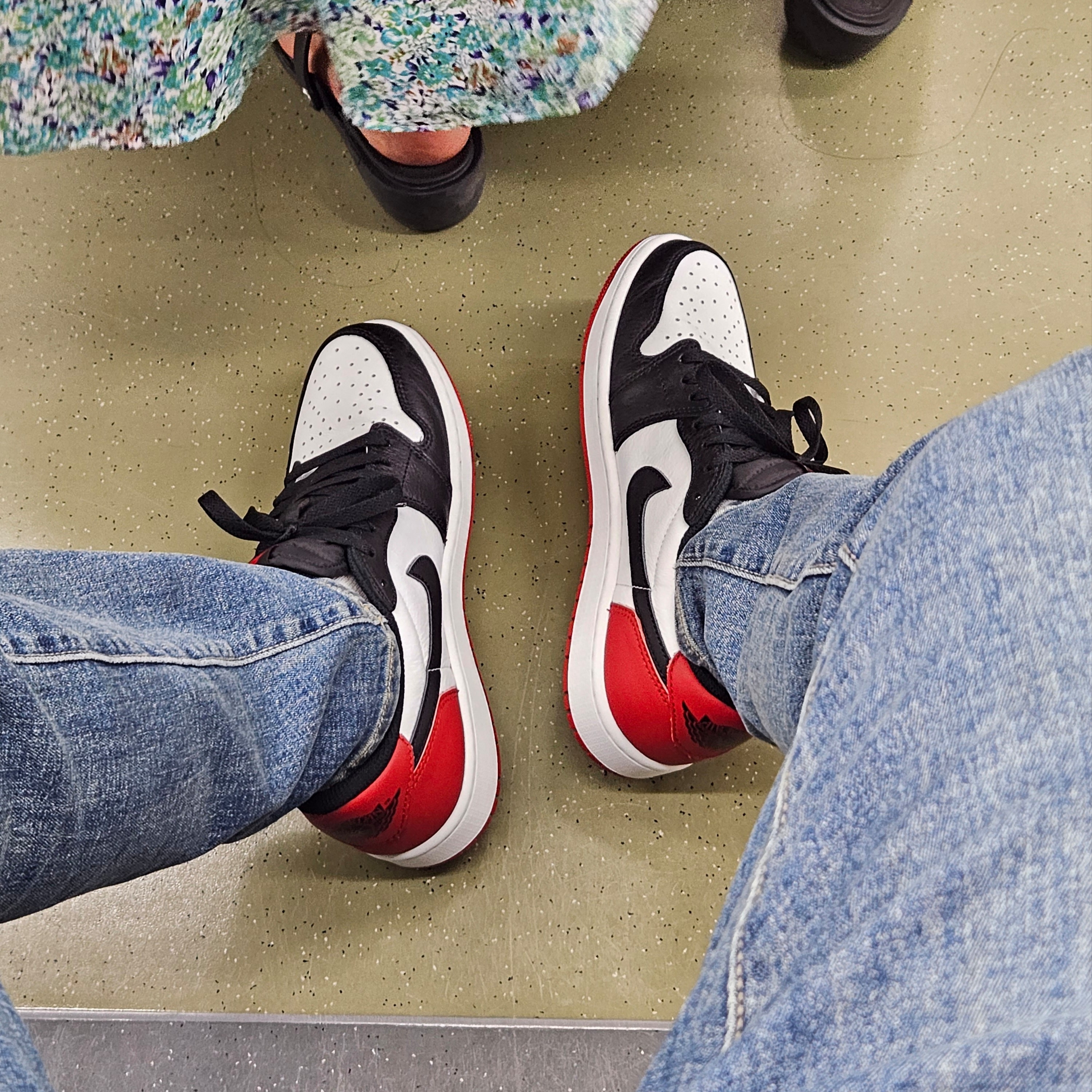 Jordan 1 Retro Low OG Black Toe 착용 스타일 - 2