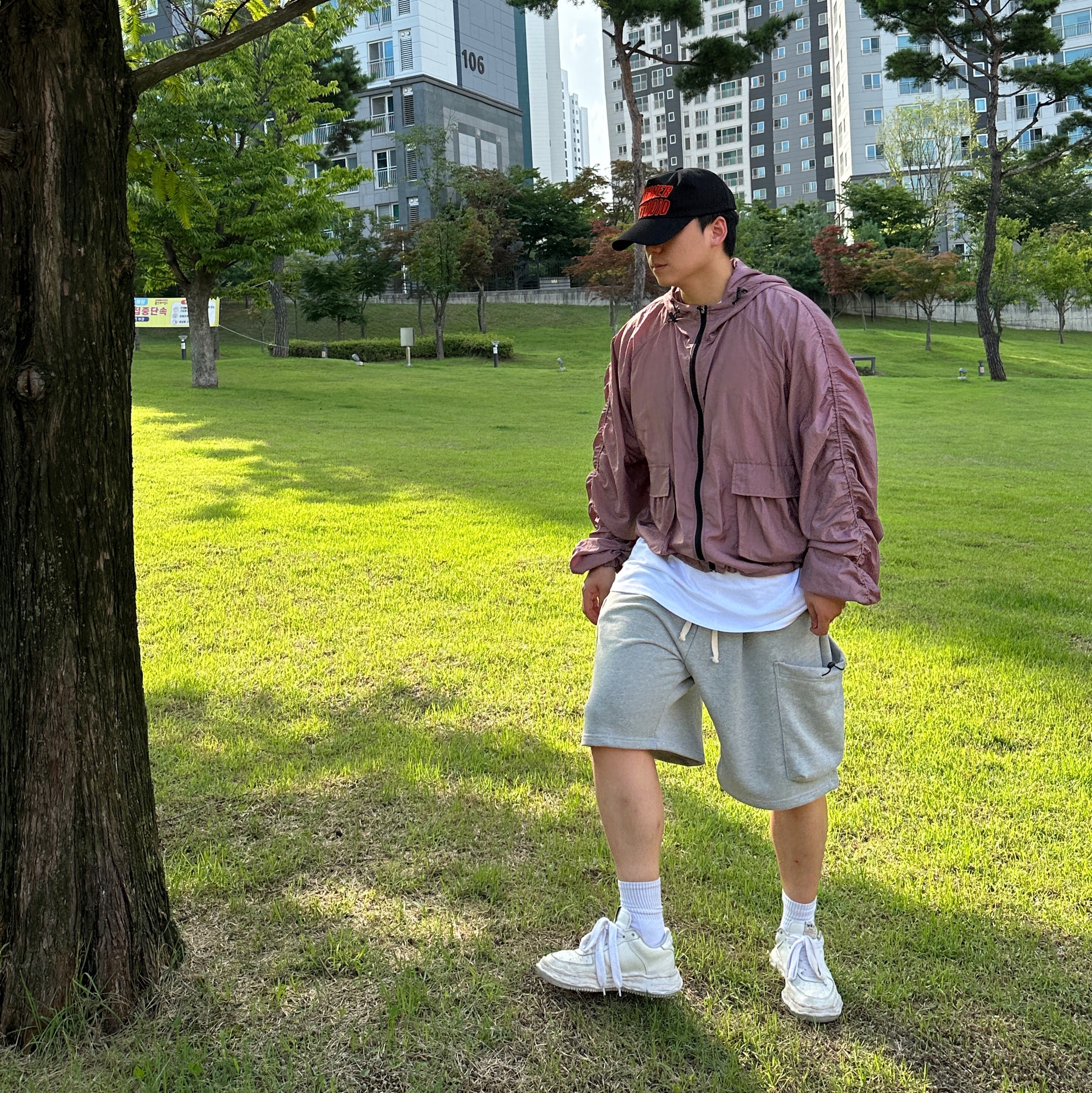 Maison Mihara Yasuhiro Wayne OG Sole Leather Low-top Sneakers White 착용 스타일 - 3