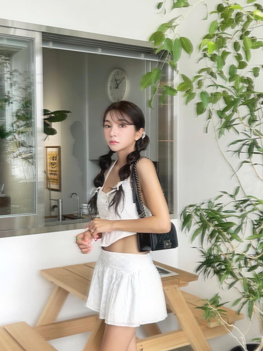Chanel Medium Boy Chanel Handbag Grained Calfskin & Ruthenium Black 착용 스타일