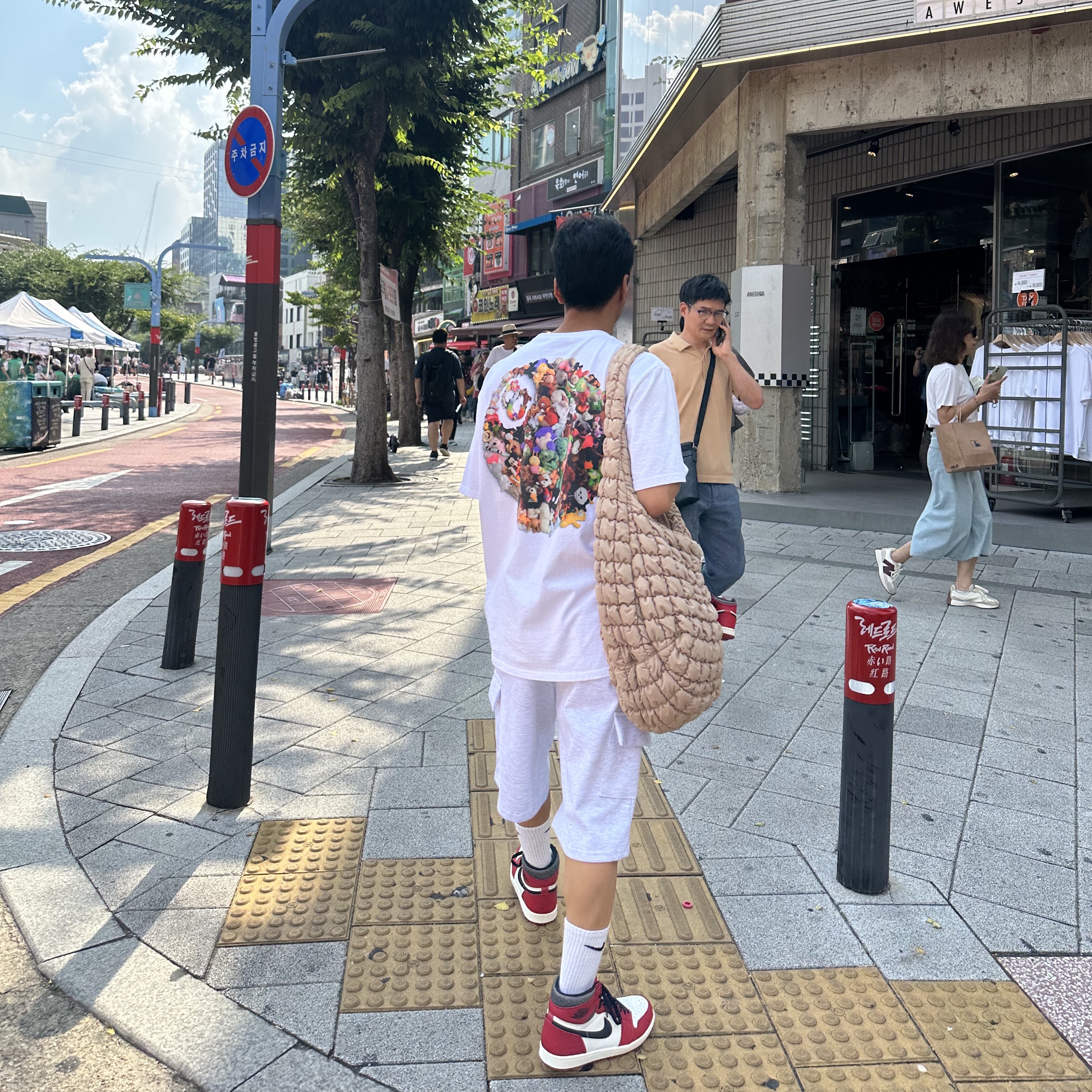 Jordan 1 Retro High OG Chicago 2022, Stussy Plush T-Shirt White 착용 스타일 - 2
