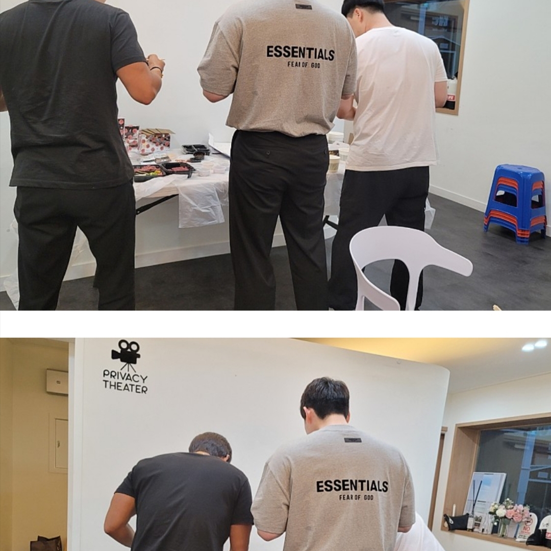 Essentials The Core Collection T-Shirt Dark Oatmeal 착용 스타일
