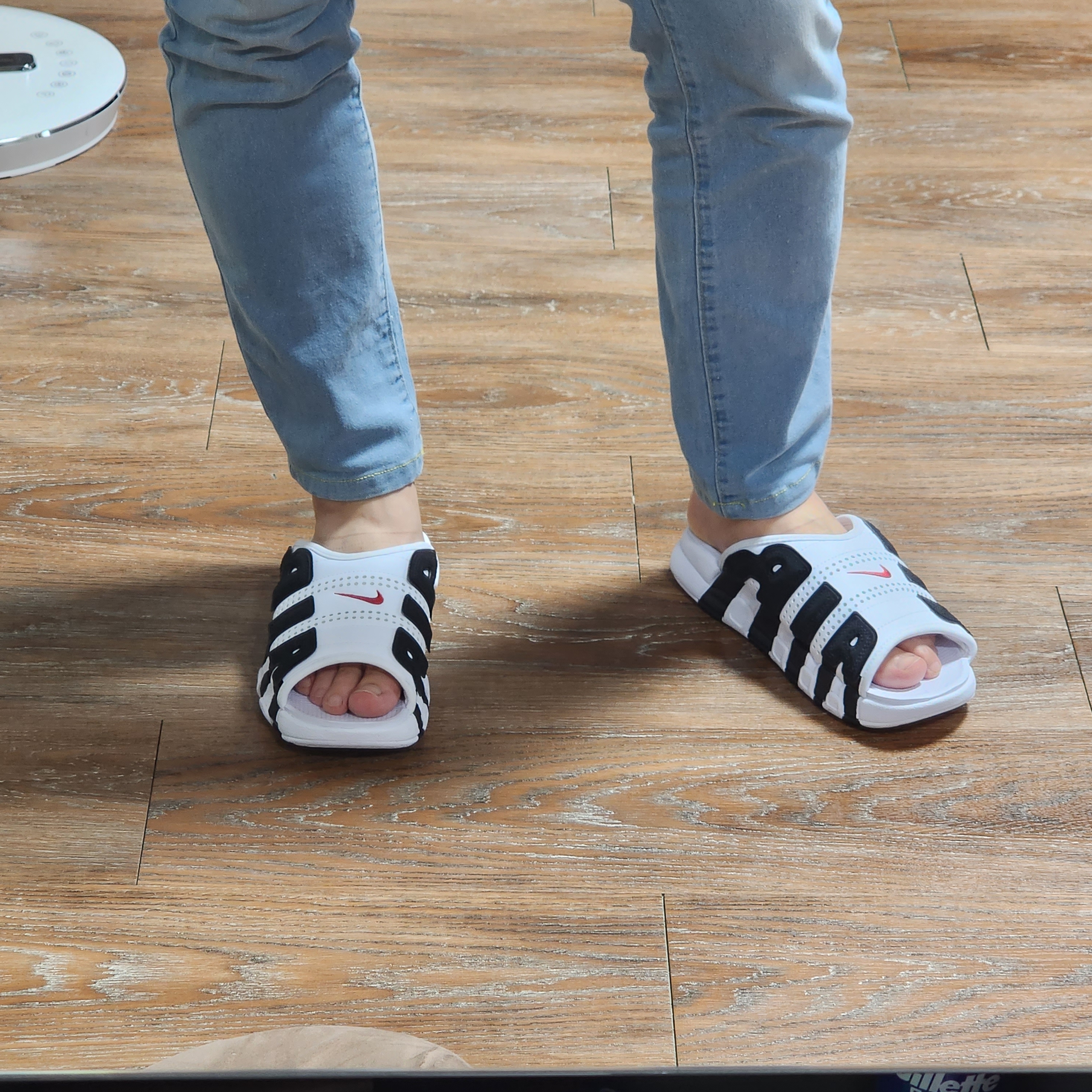 Nike Air More Uptempo Slide White Black 착용 스타일