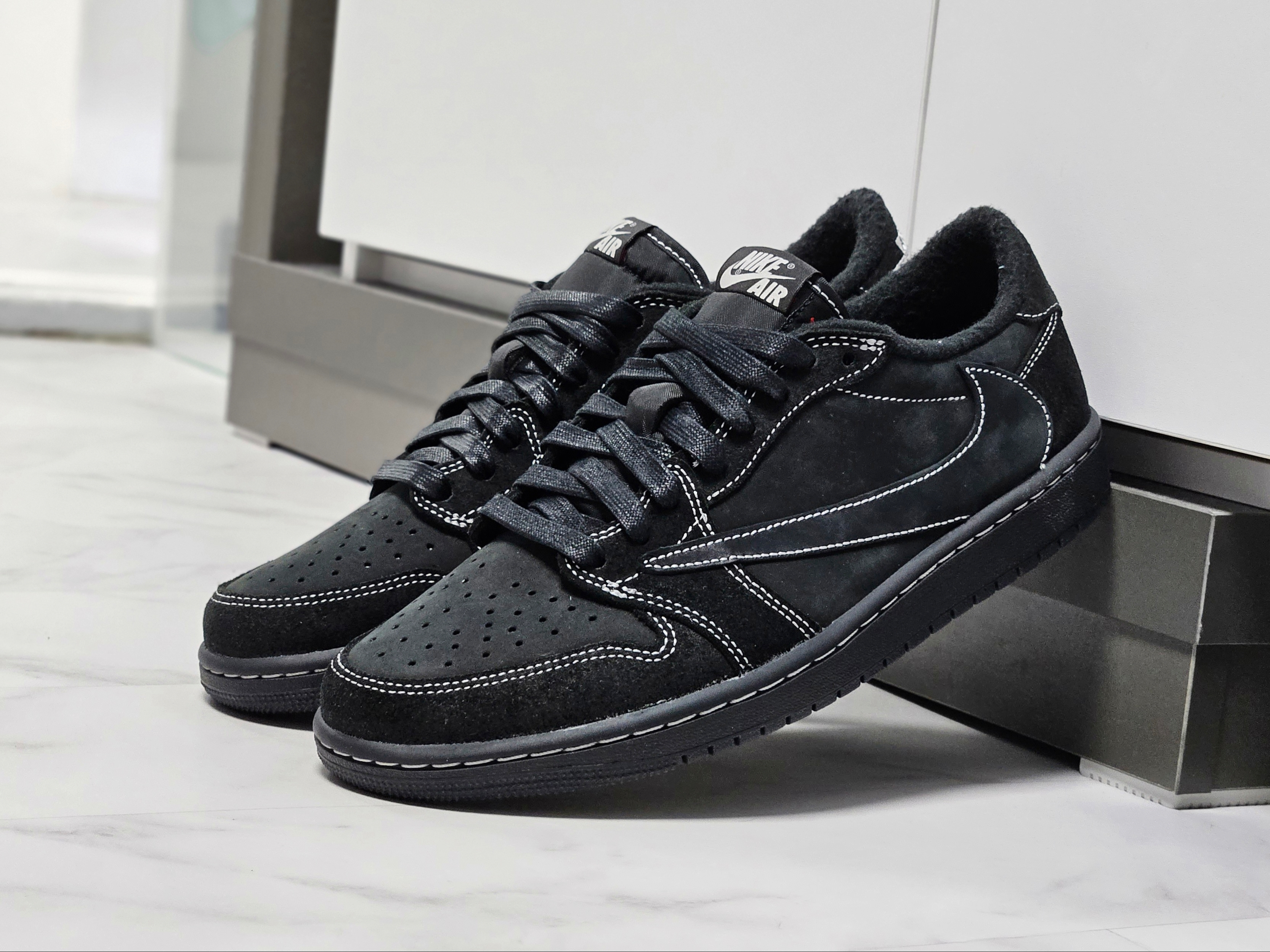 Jordan 1 x Travis Scott Retro Low OG SP Black Phantom 착용 스타일 - 2