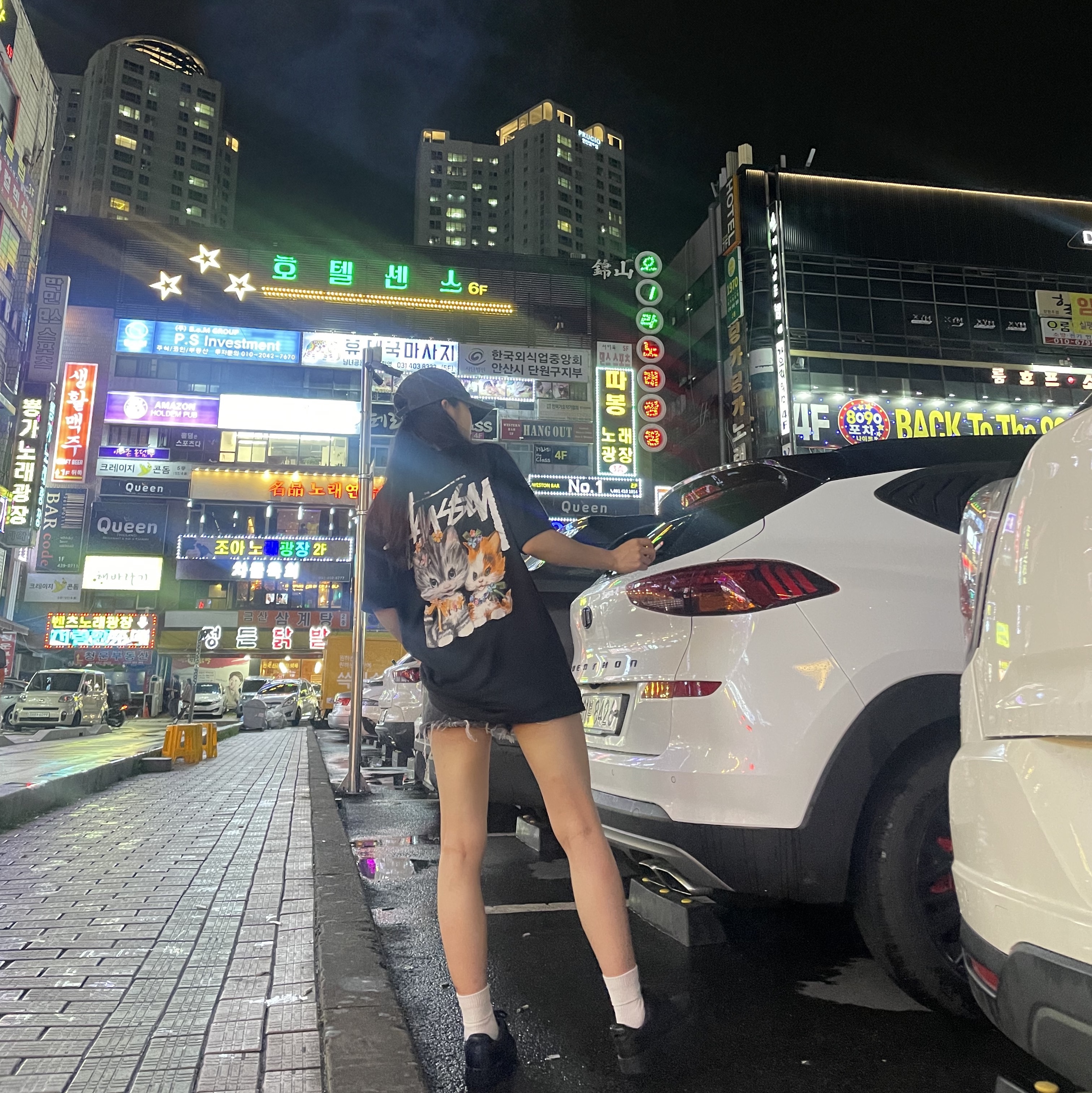 Stussy Kittens T-Shirt Black, (W) Nike Air Force 1 '07 Low Triple Black 착용 스타일 - 2