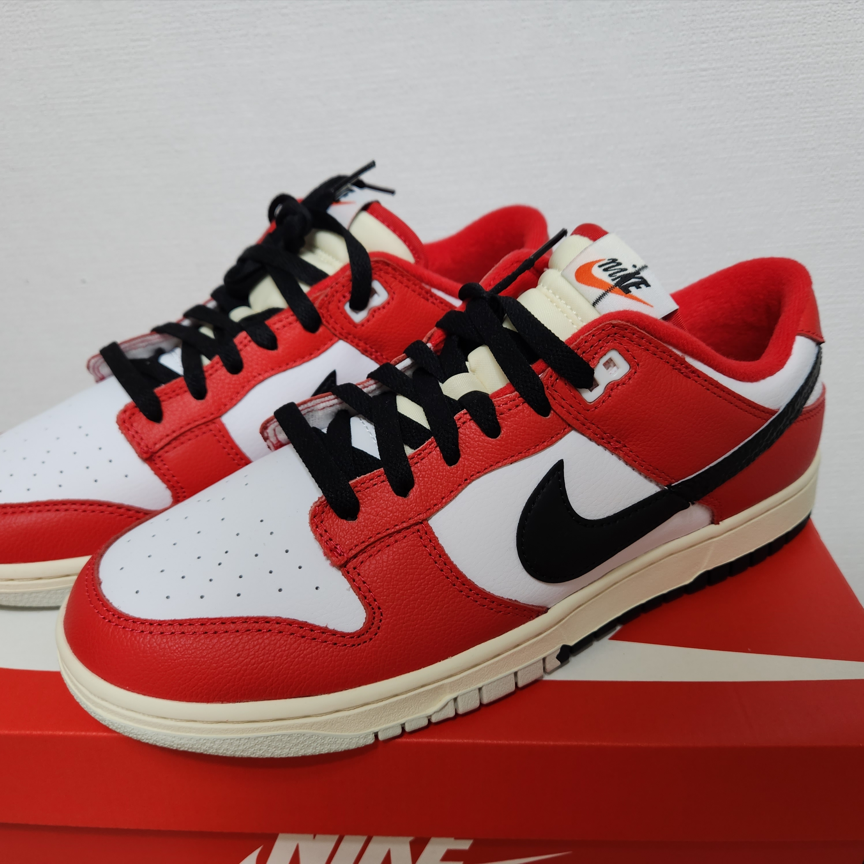 Nike Dunk Low Retro PRM University Red Black 착용 스타일 - 2